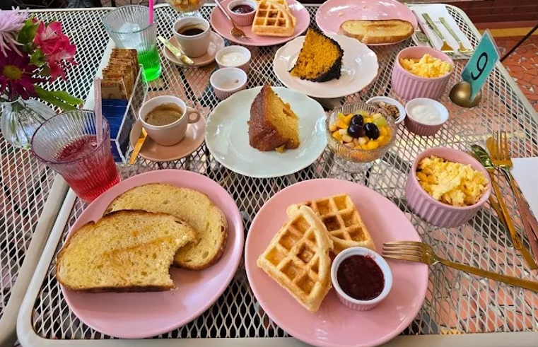 Cafés com clima de casa de vó ganham força em São Paulo e aproximam gerações