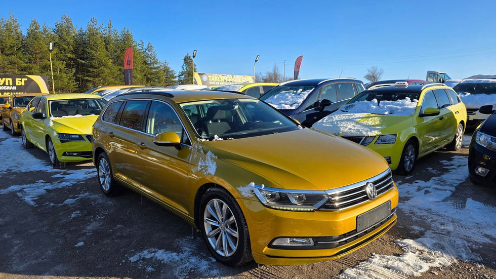 Volkswagen Passat Variant такси – Taxi Group BG, България — преден тричетвърти изглед на златист VW Passat комби, паркиран в заснежен автопарк за таксита, заобиколен от жълти таксита.