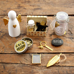 Verschiedene kleine Geschenke, Schlüsselanhänger, weißer Engel mit Goldherz, Goldregen, Bilderrahmen, Briefbeschwerer