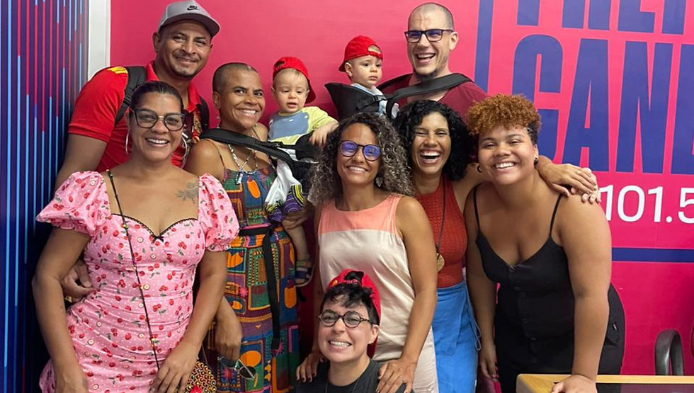 Gabriele Alves recebe no estúdio ouvintes junto dos filhos que carinhosamente a radialista chama de "pimpolhos". Imagem: Reprodução/Luiz Rodolfo