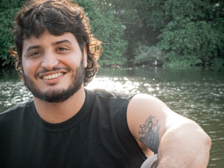 Mazuli no clipe de "Hoje Eu Descobri"