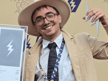 Julio Rodrigues com o Silver Award no Latin American Design Awards 2025. Imagem: Reprodução/ Redes Sociais