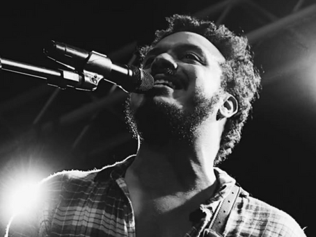 Com clima de Carnaval, Vinícius Barros lança “Calor e Saudade”, novo single