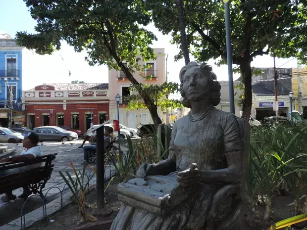 Estátua de Clarice Lispector, do Circuito da Poesia, em frente à casa de sua infância na Boa Vista. | Foto: Katherine Coutinho / G1