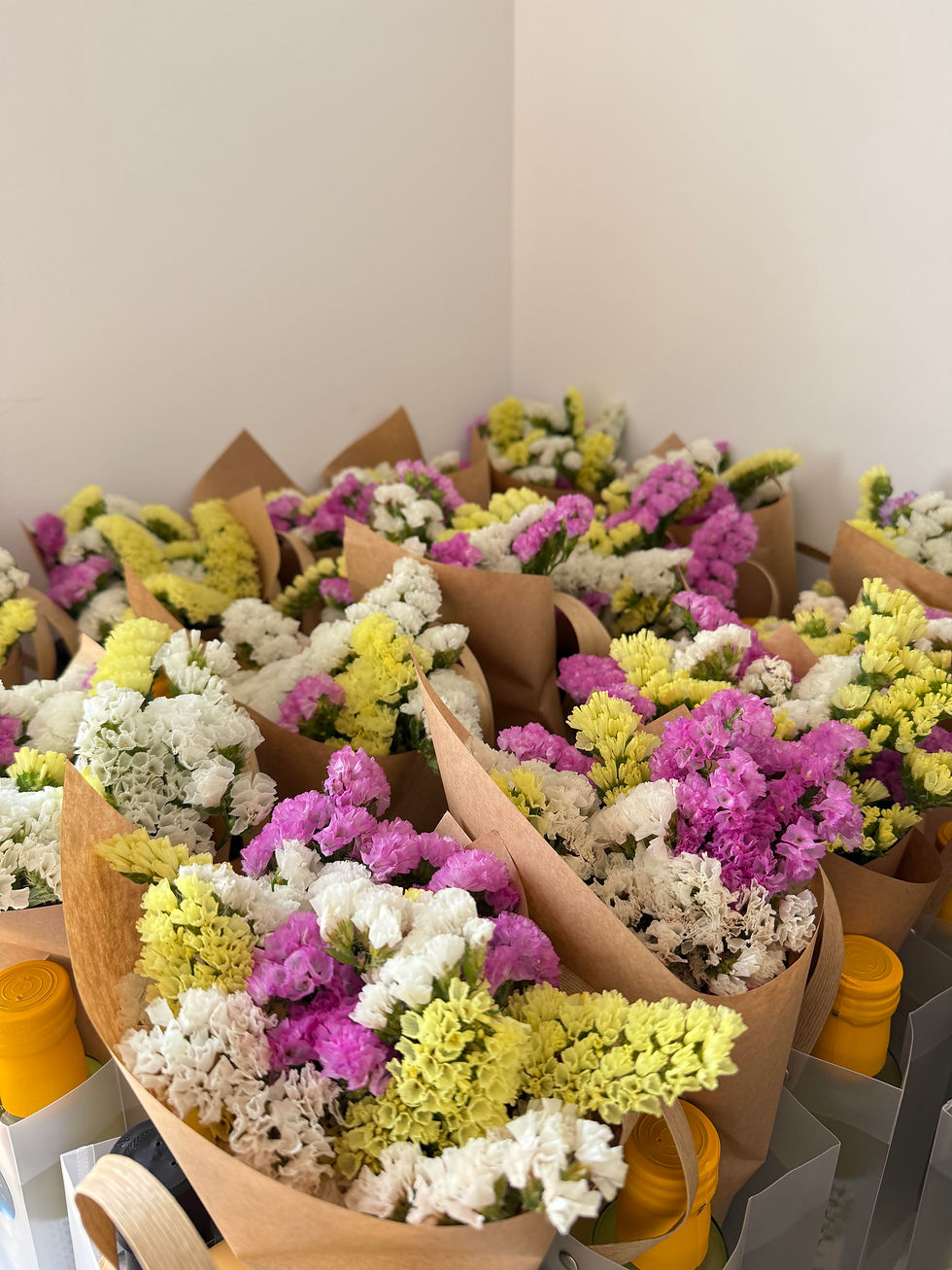 תמונה ממוזערת: קוקטייל, שמן זית שוקולד וזר פרחים