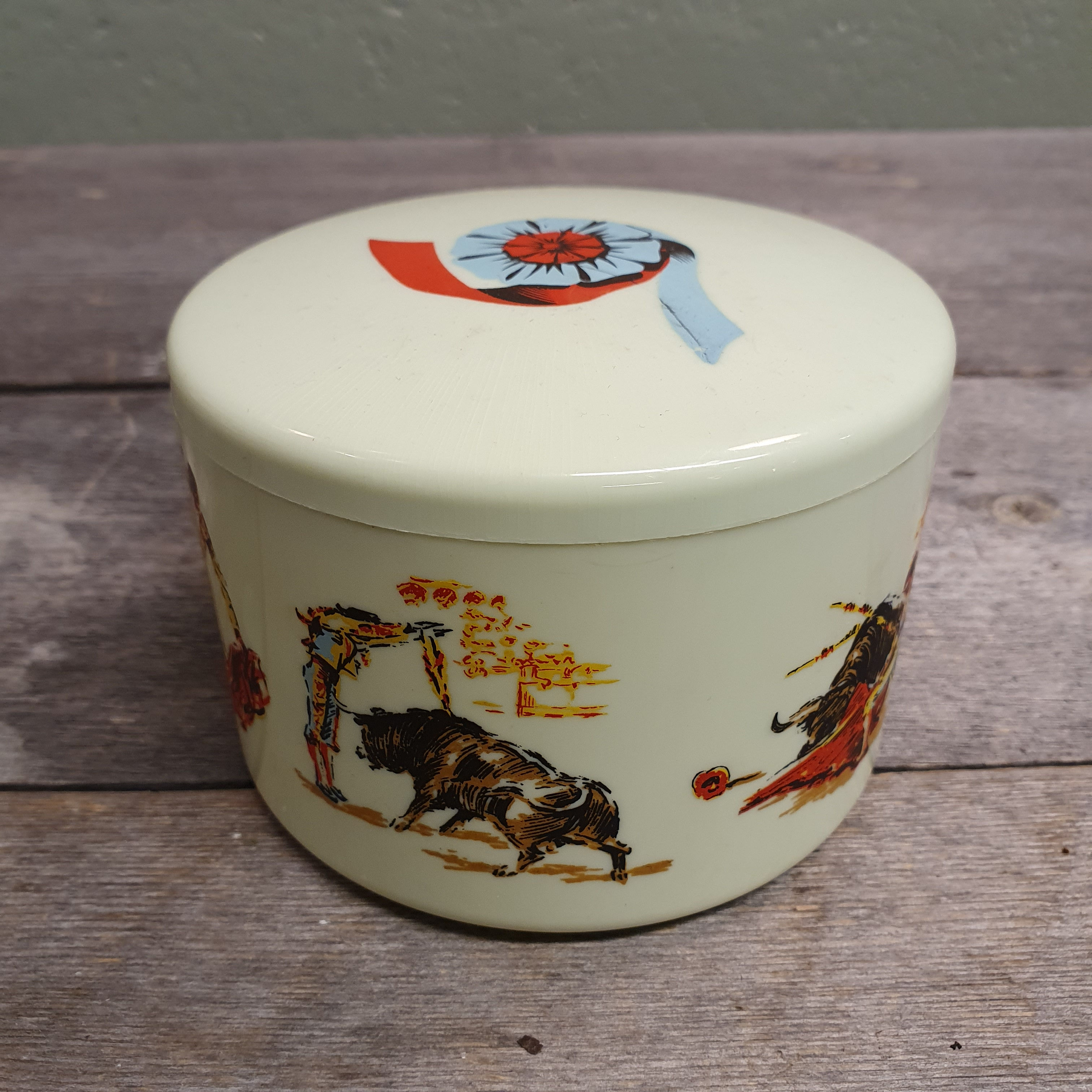 Plastboks med tyrefektingmotiv