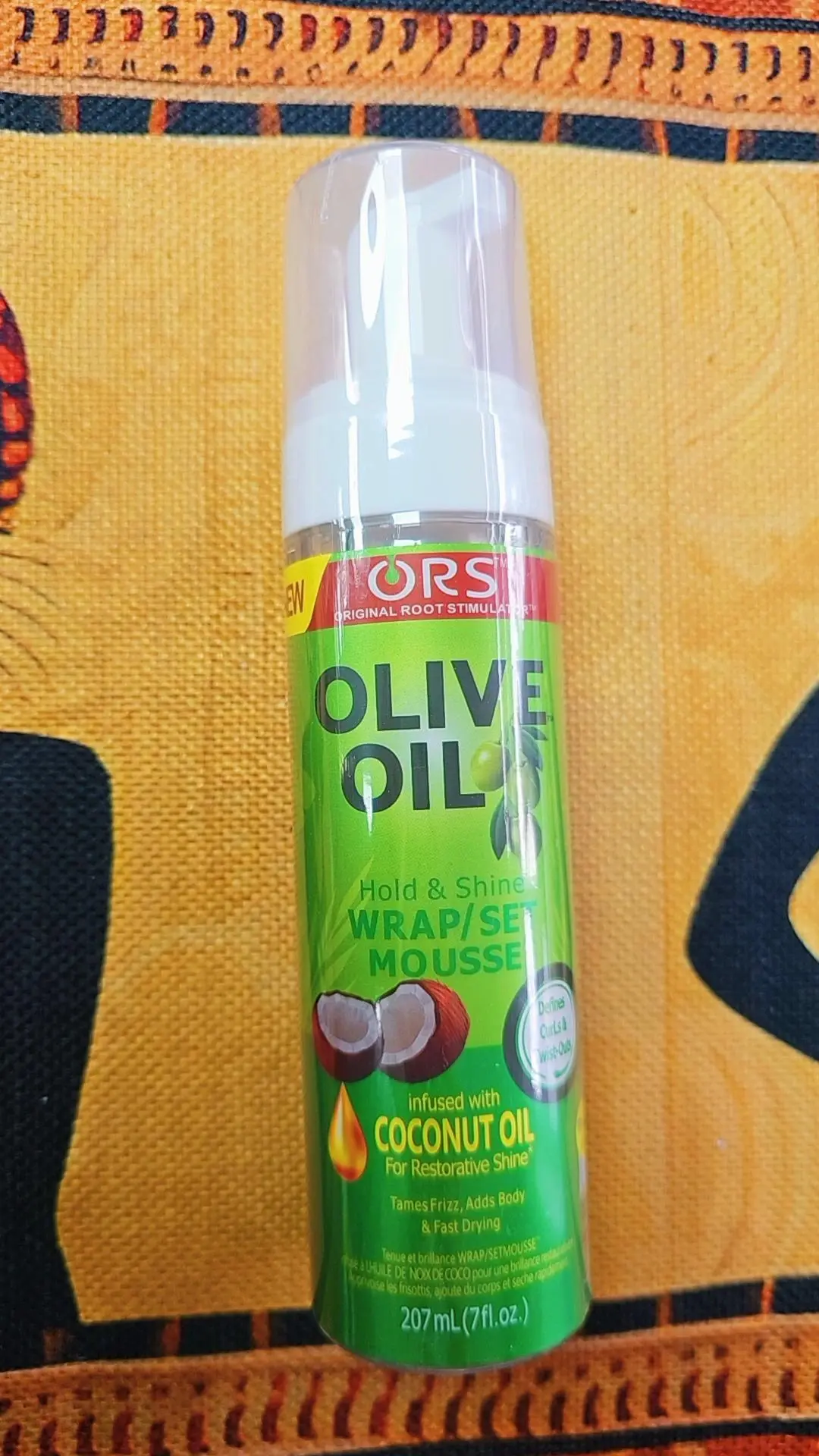 Mousse hydratante fixante pour coiffures bouclées et tresses