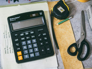 Calculadora e material de escritório sobre a mesa