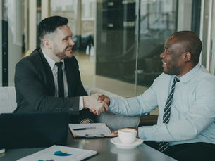 Dois homens fechando um contrato e apertando as mãos