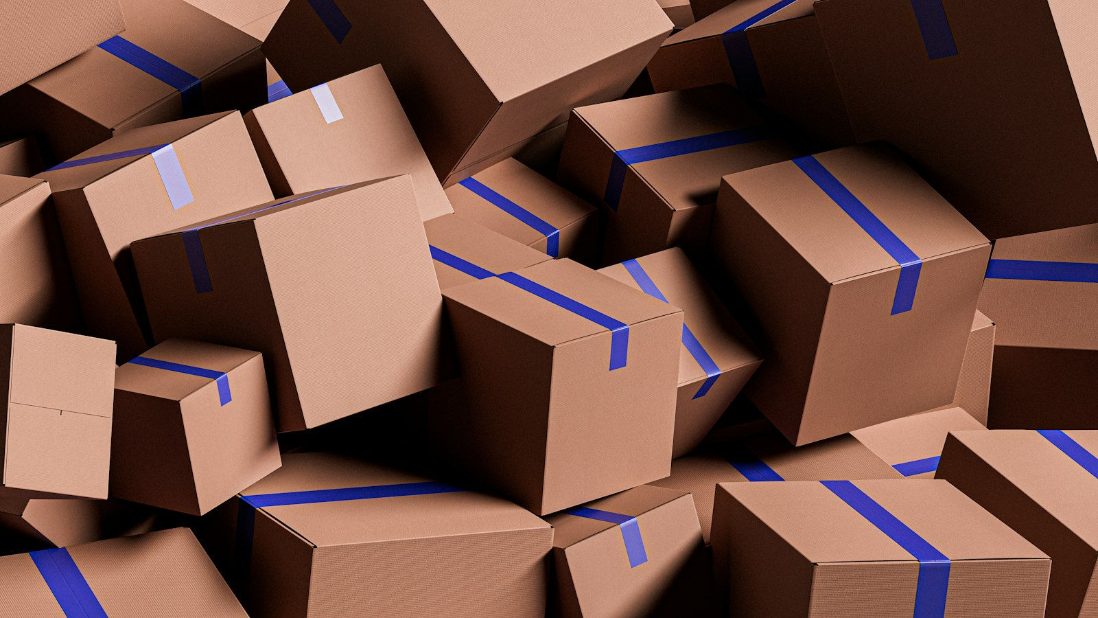 Pilha de caixas de papelão com fita azul