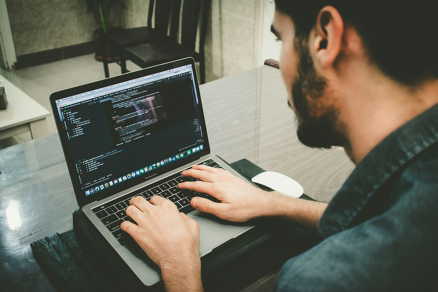 Homem programando em um notebook