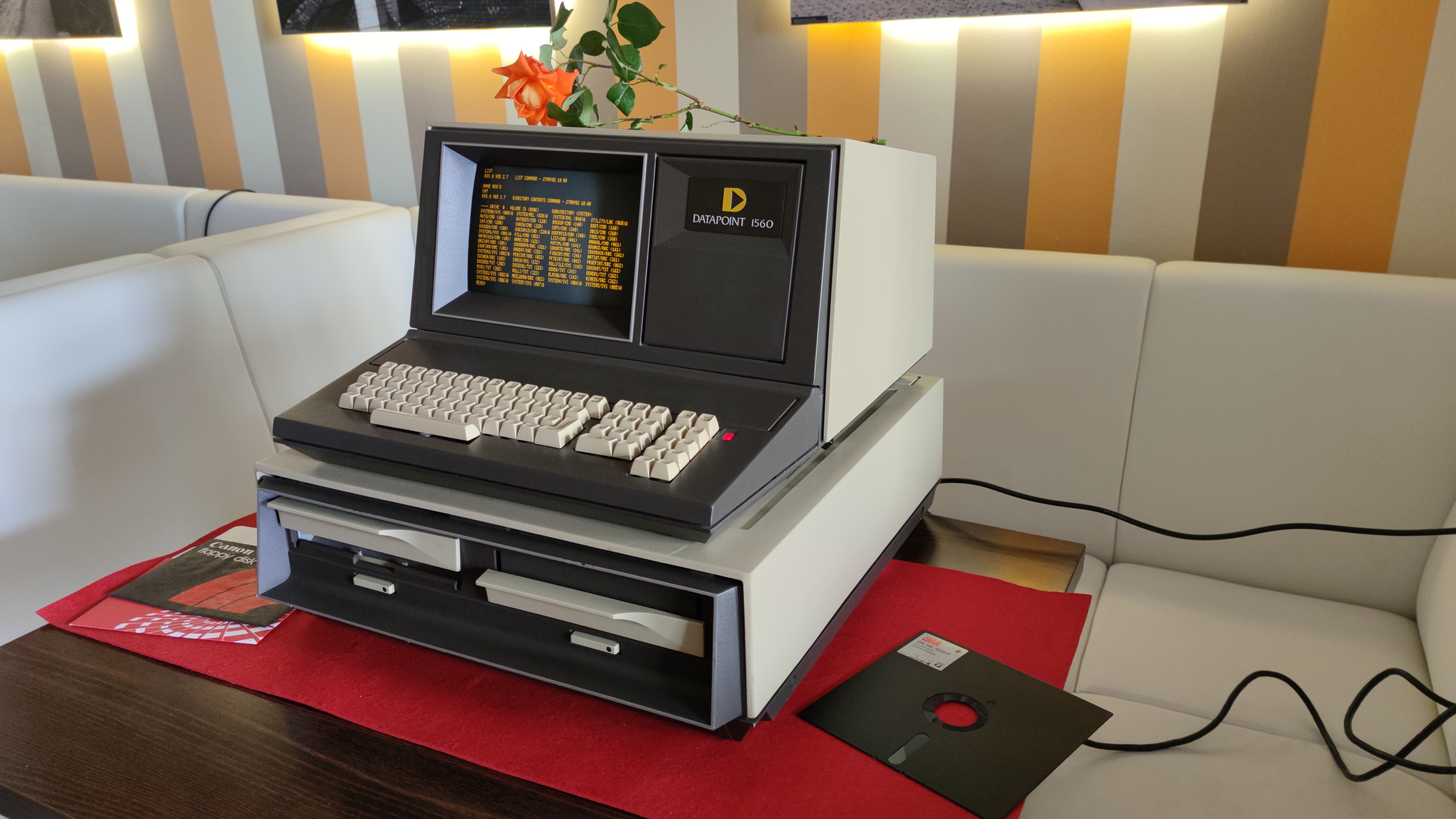 Datapoint 1560 + dvojitá 8″ mechanika — USA, 1983.
