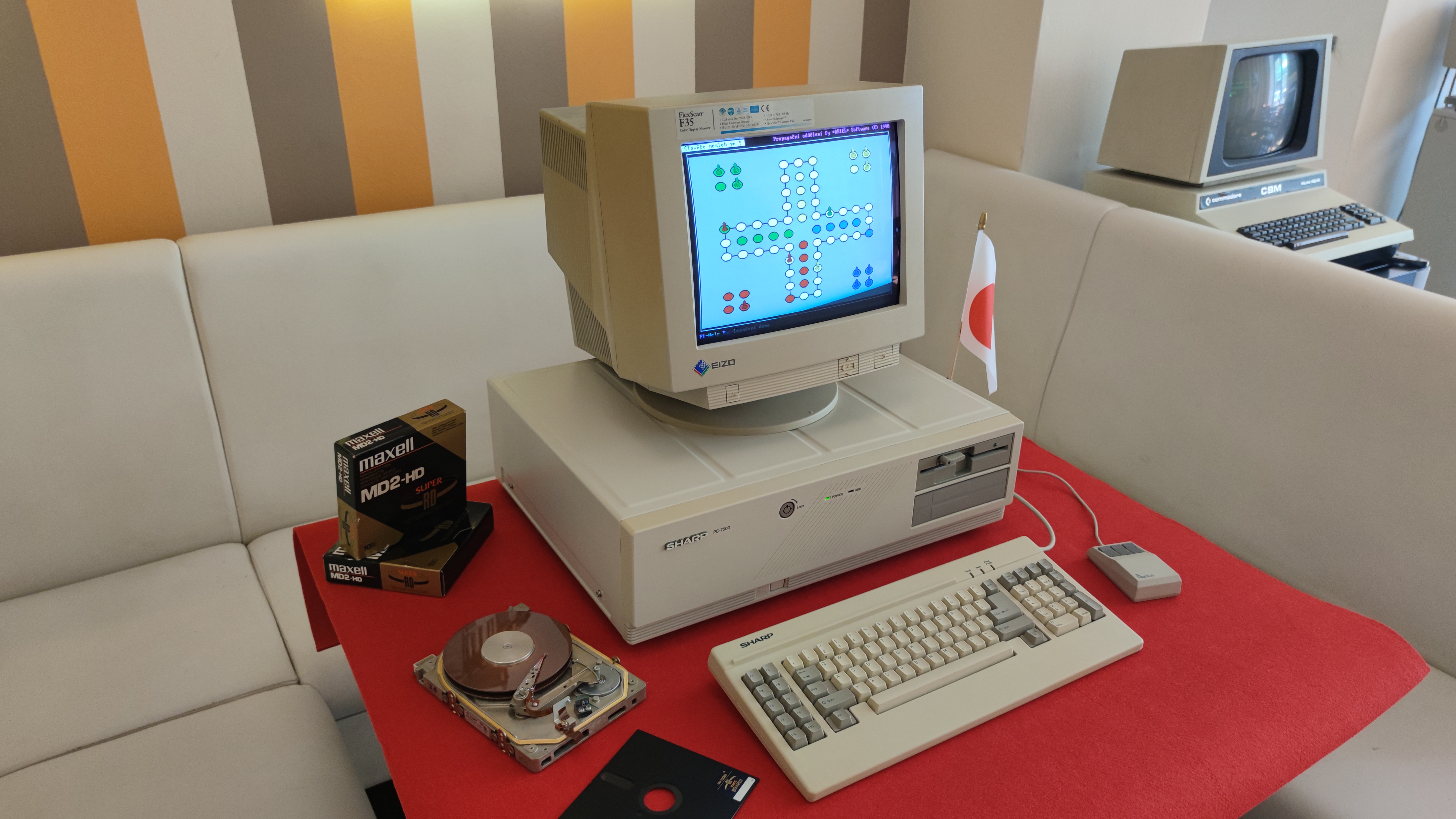 Sharp PC-7511 (řada PC-7500) — Japonsko, 1986.