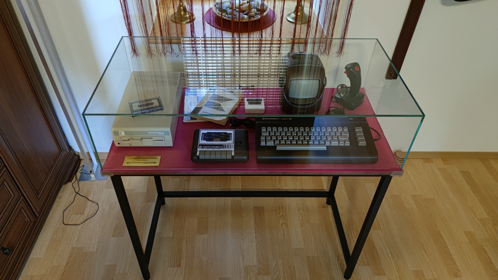 Commodore 16 ve vitríně, první počítač Pavla Jambora z roku 1988, RetroComputer Žatec