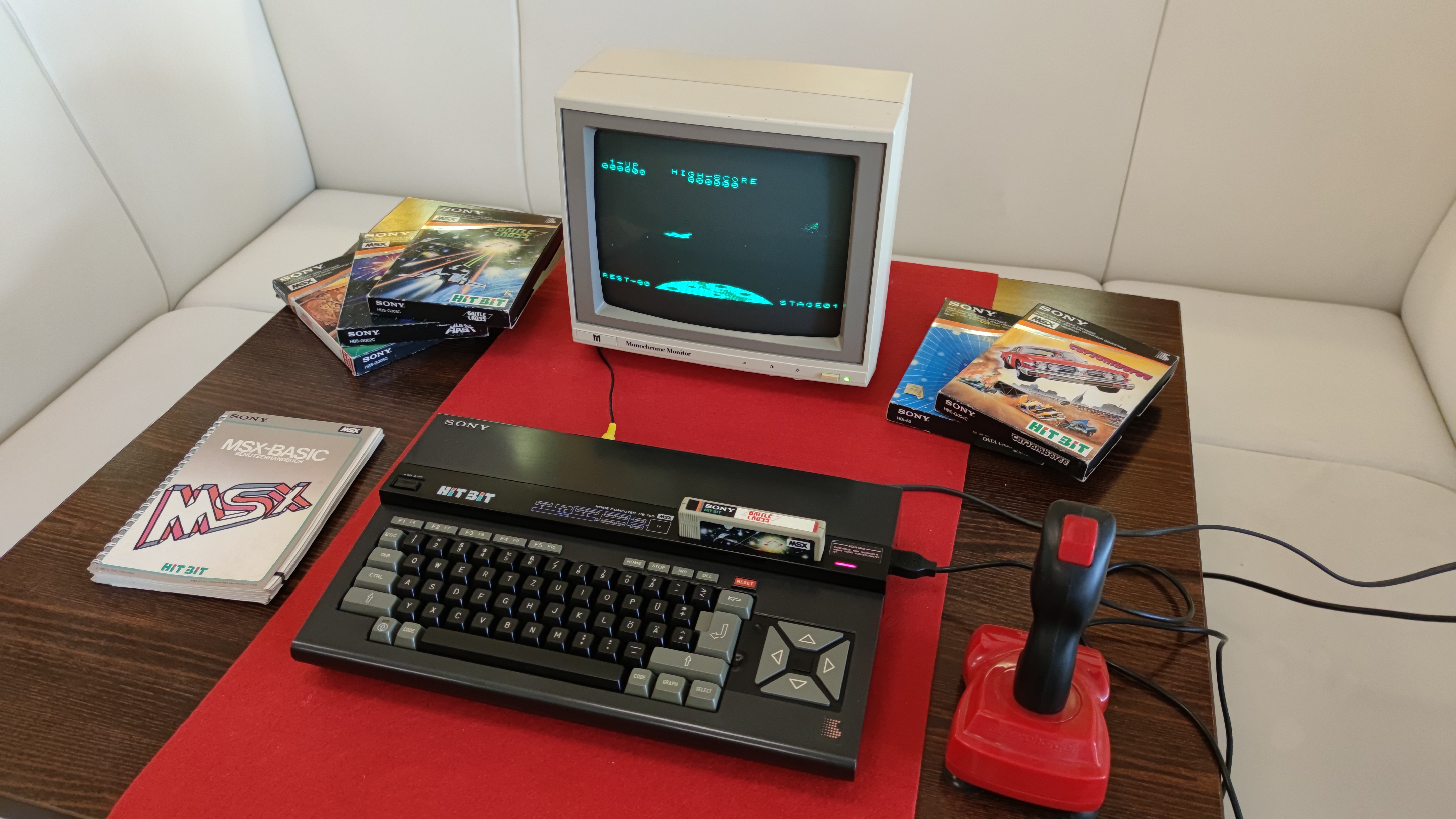 Sony HitBit HB-75D — Japonsko/Západní Německo, 1984.