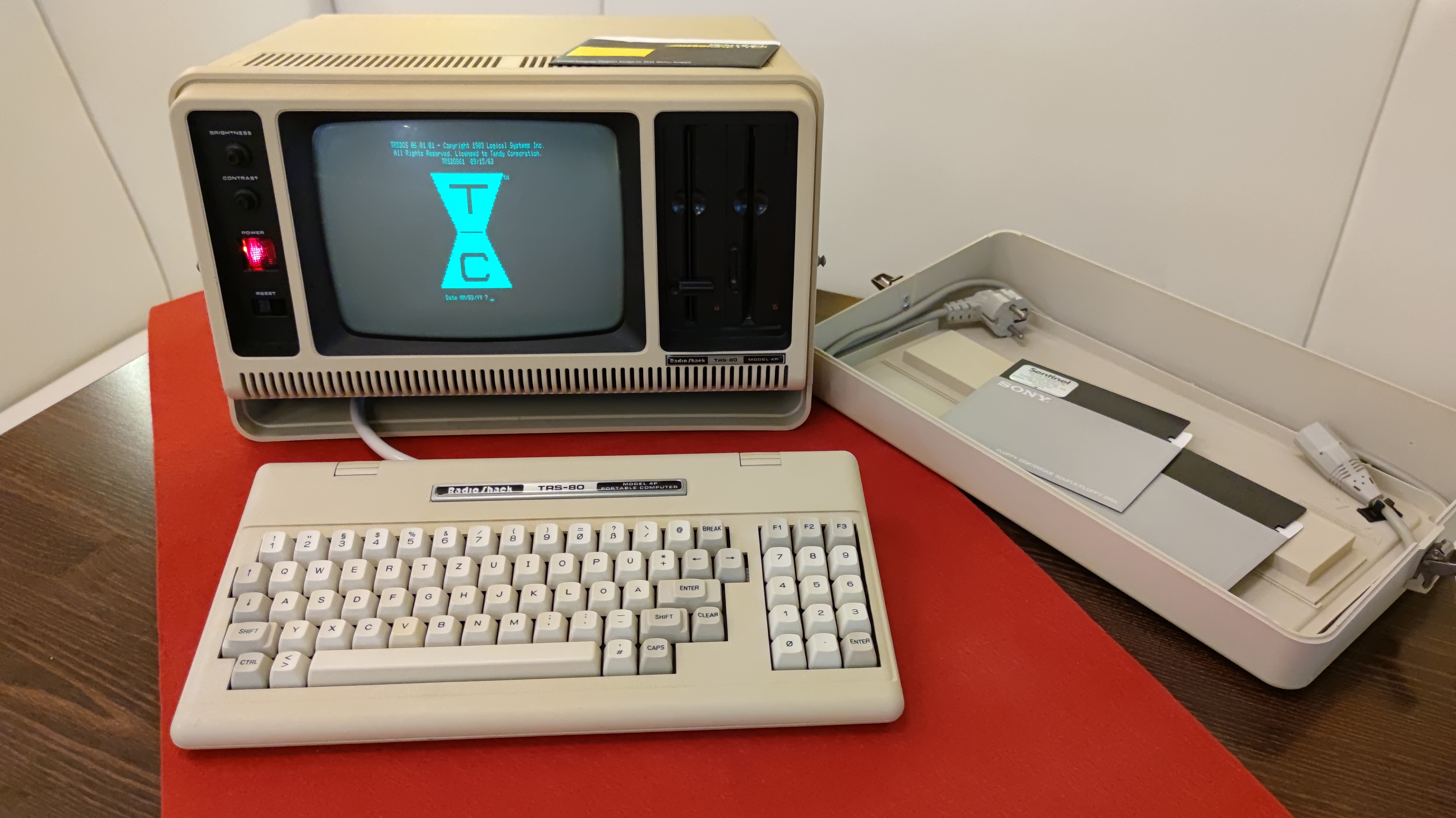 Tandy Radio Shack TRS-80 Model 4P — USA, 1984.