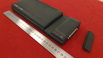 Atari Portfolio s připojeným paralelním interfacem a měřítkem