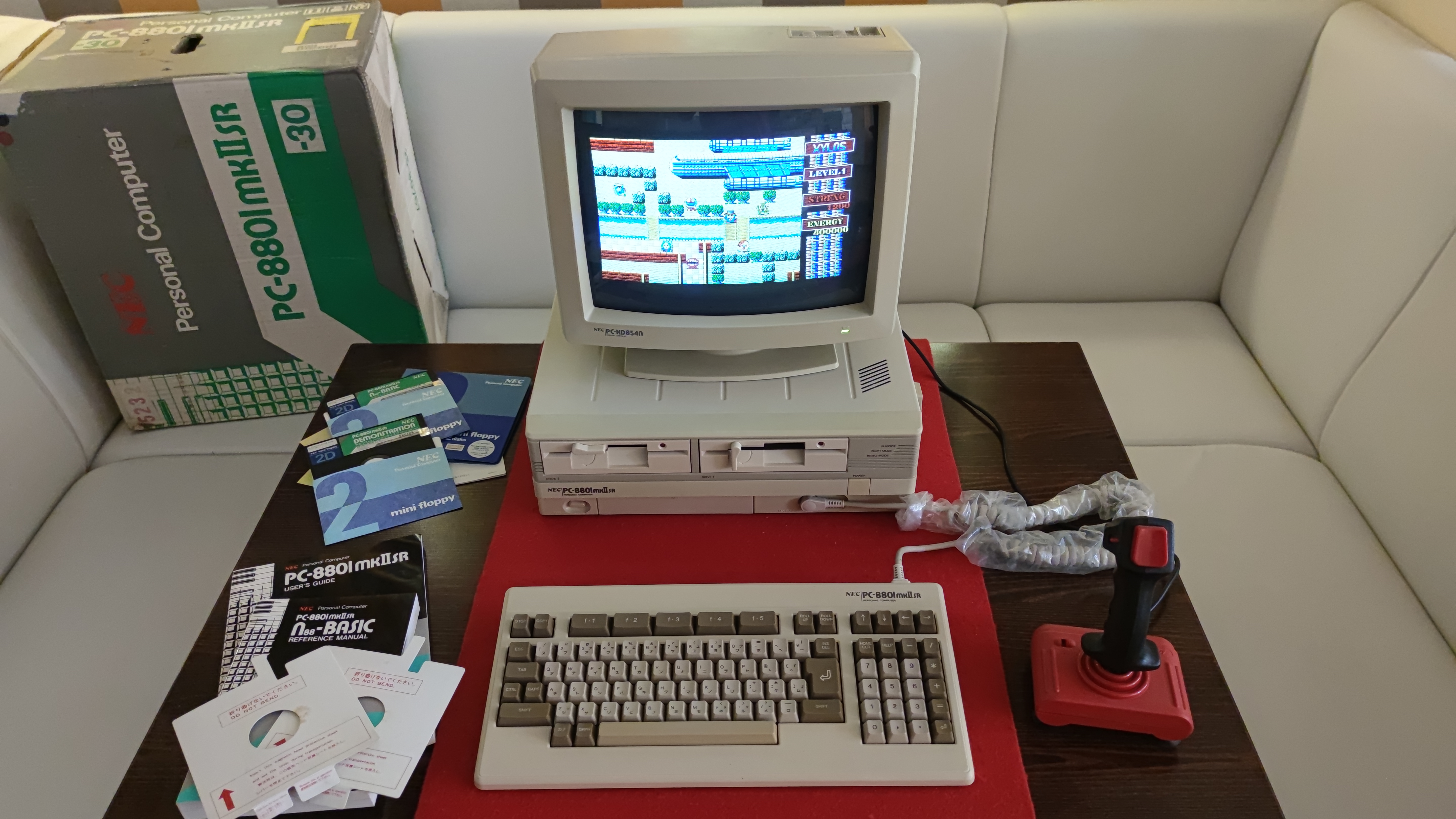 NEC PC-8801mkIISR (model 30) — Japonsko, 1985.