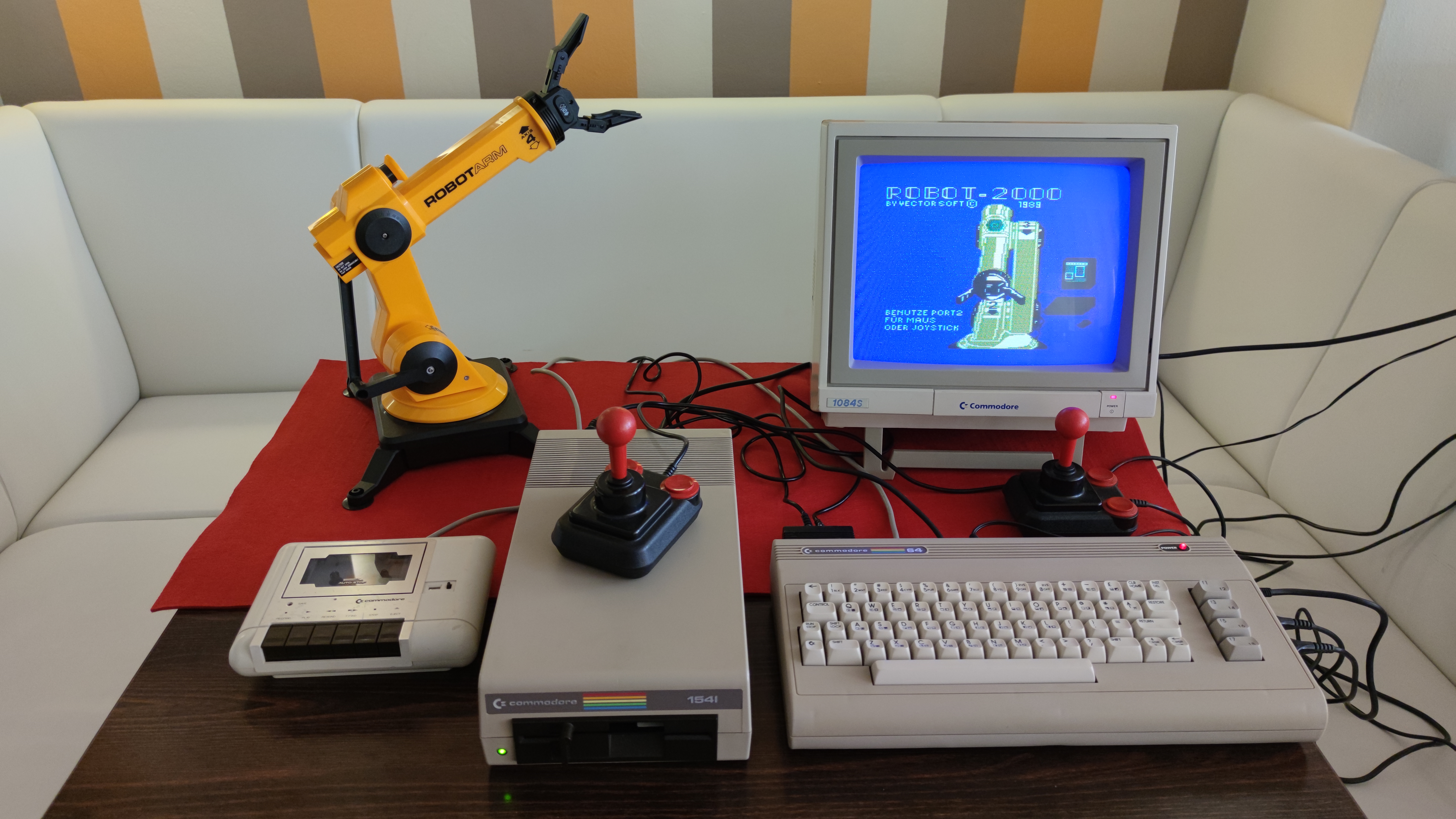 Commodore 64 + Spectravideo SVI-2000 Robot Arm — USA/Hongkong, 1984/1985.