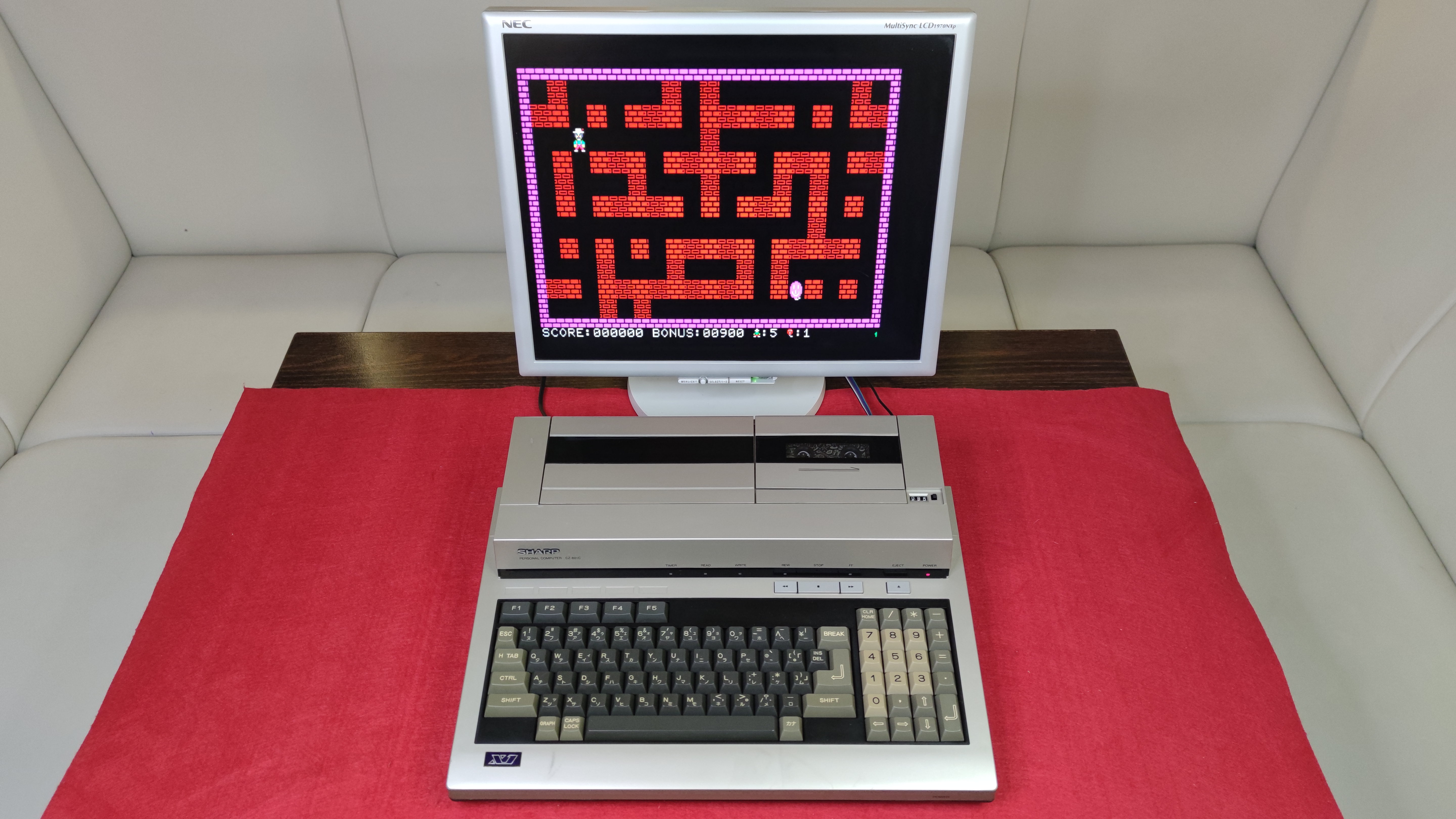 Sharp X1 CZ-801C — Japonsko, 1983.