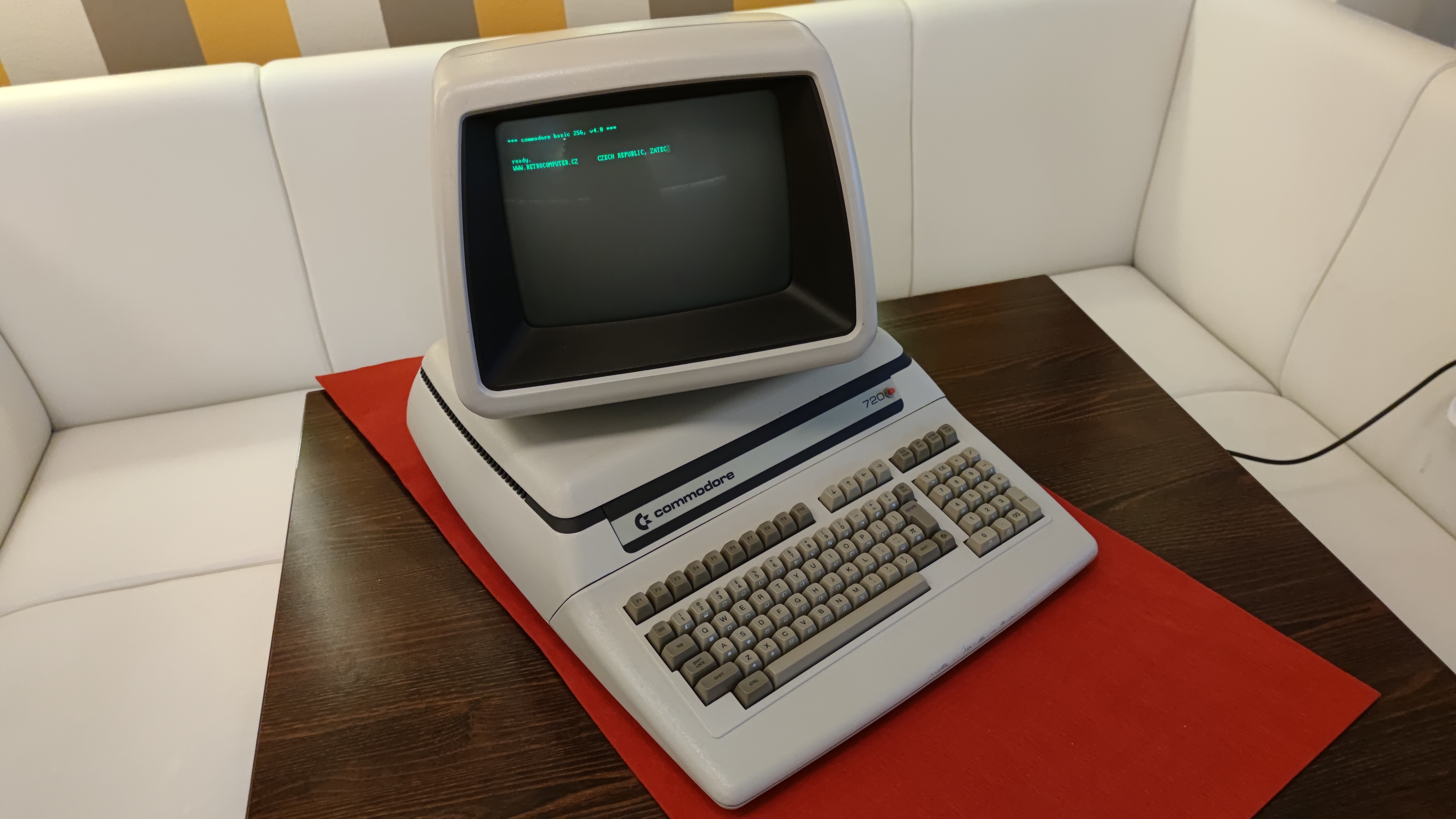 Commodore 720 (CBM-II) — Západní Německo, 1982.