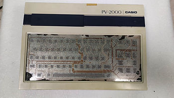 Poškozený původní potisk membránové klávesnice Casio PV-2000 po rozebrání počítače