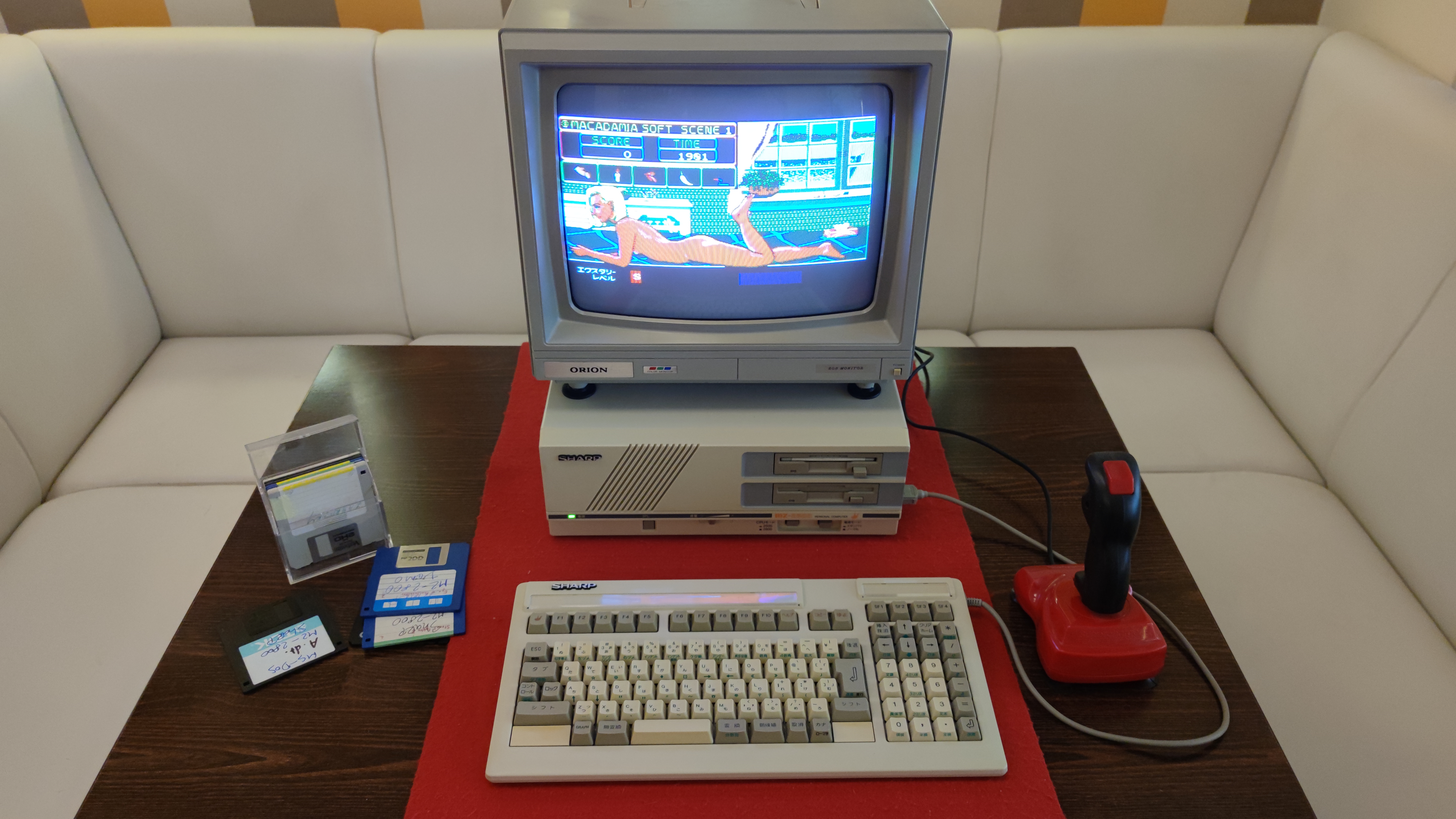 Sharp MZ-2800 (MZ-2861) — Japonsko, 1987.