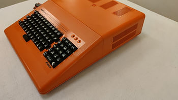 Didaktik Alfa 2, detail klávesnice oranžového osmibitového počítače