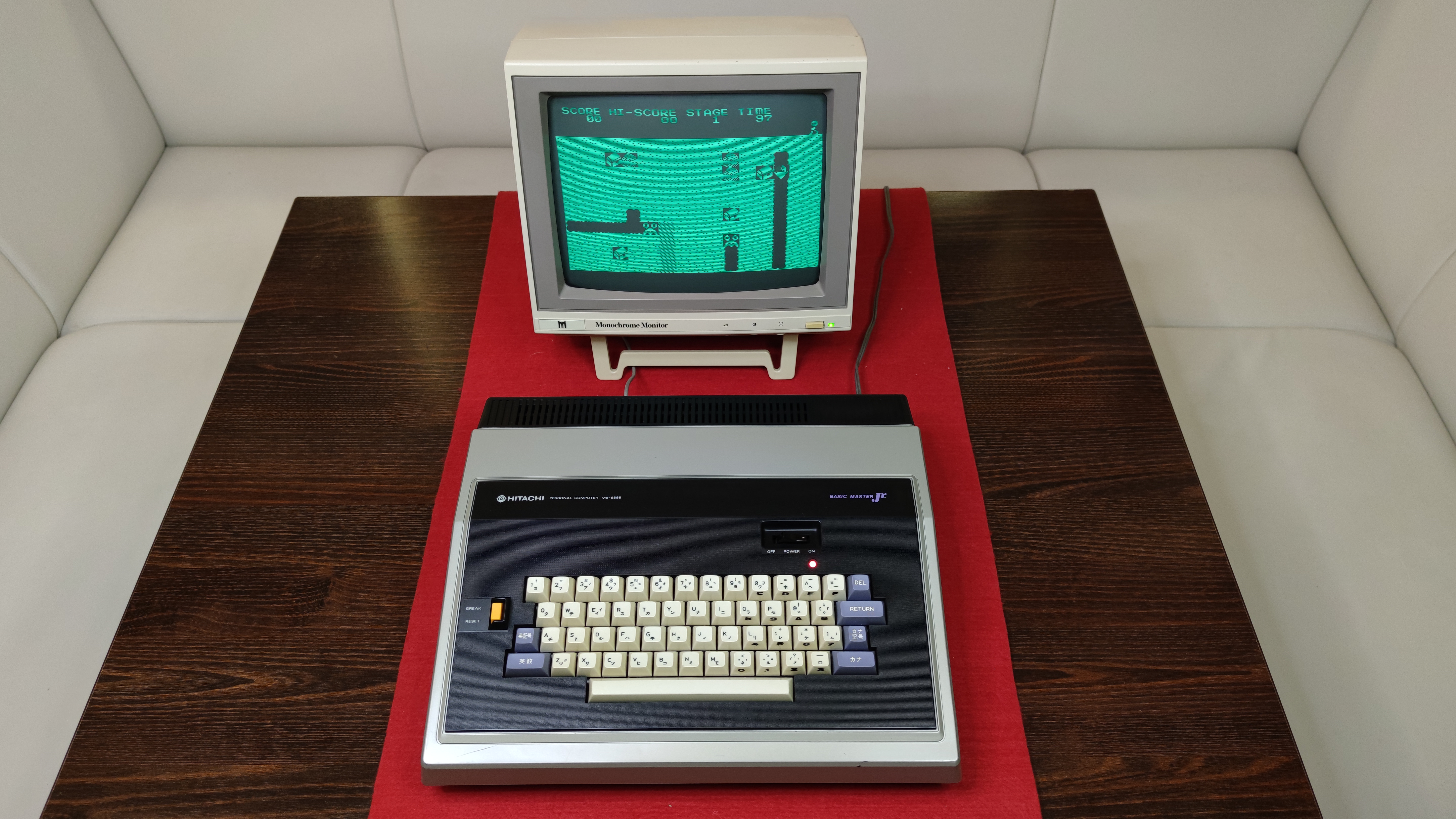 Hitachi MB-6885 Basic Master Jr. — Japonsko, 1982.