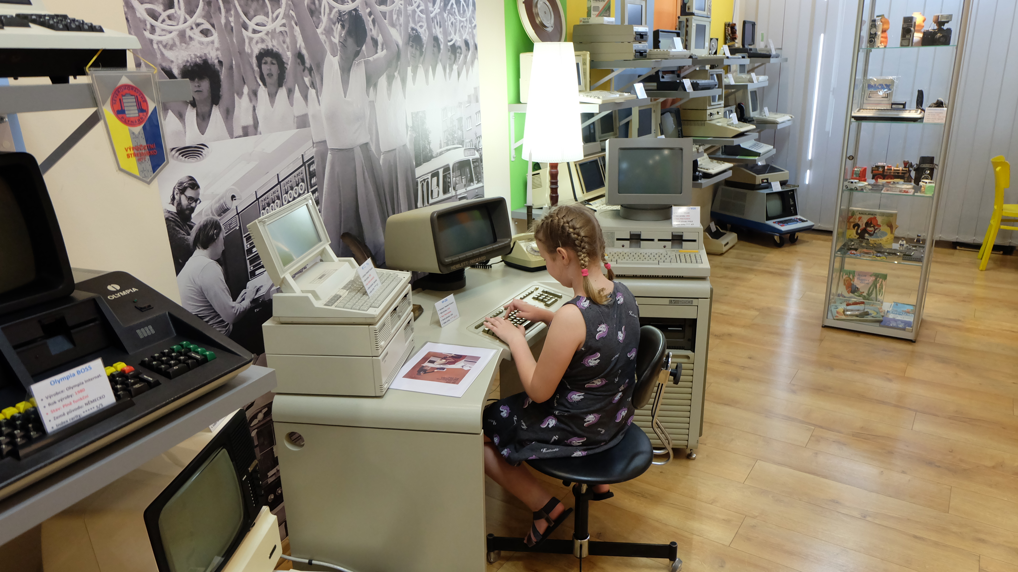 Hewlett-Packard HP-250 + 12MB disková jednotka — USA, 1978.