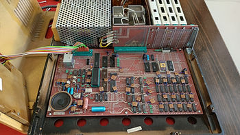 Detail osazené elektroniky a zadních rozšiřujících slotů IQ 151