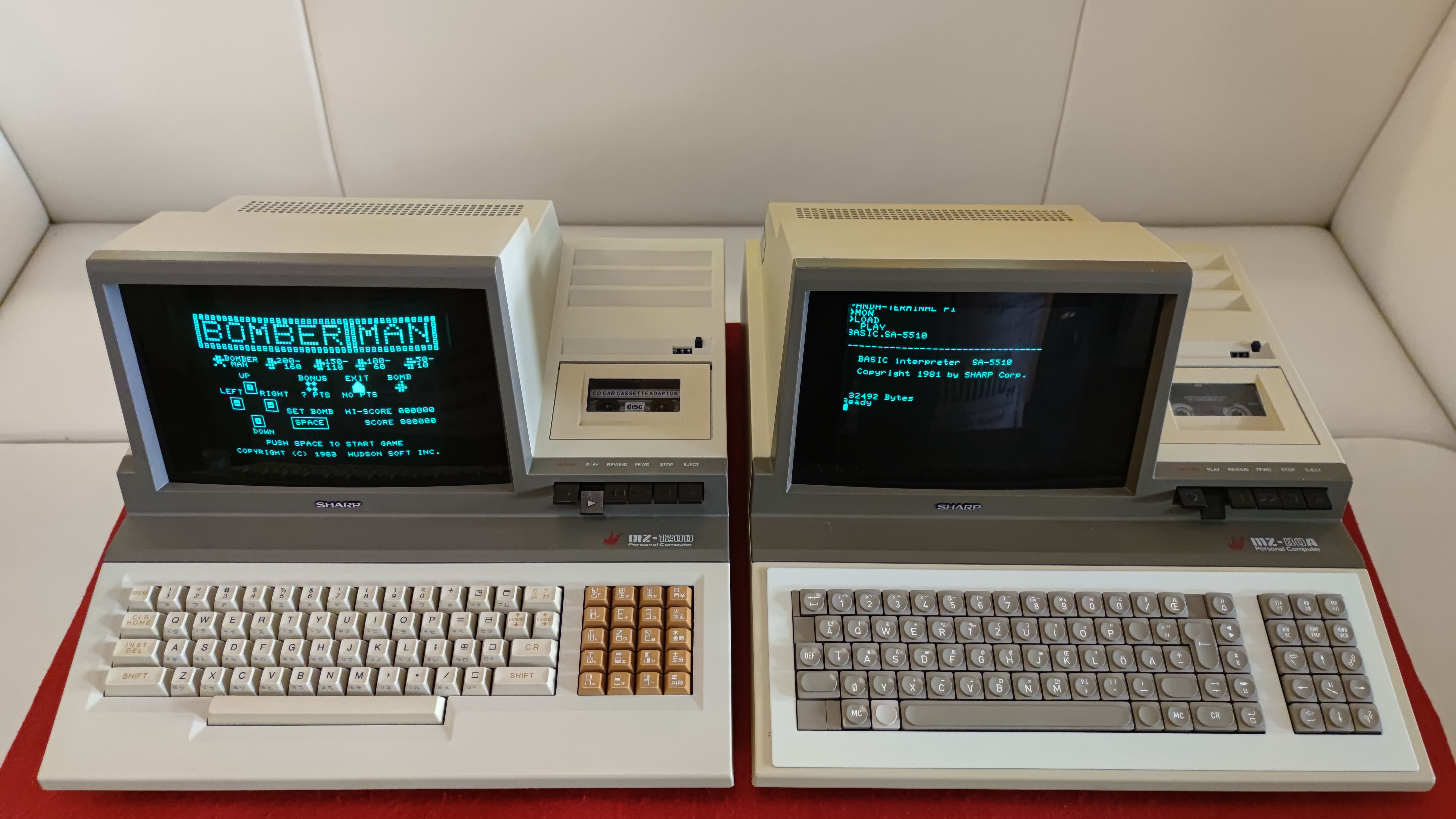 Srovnání: Sharp MZ-1200 × MZ-80A (Panda Terminal) — Japonsko, 1982.