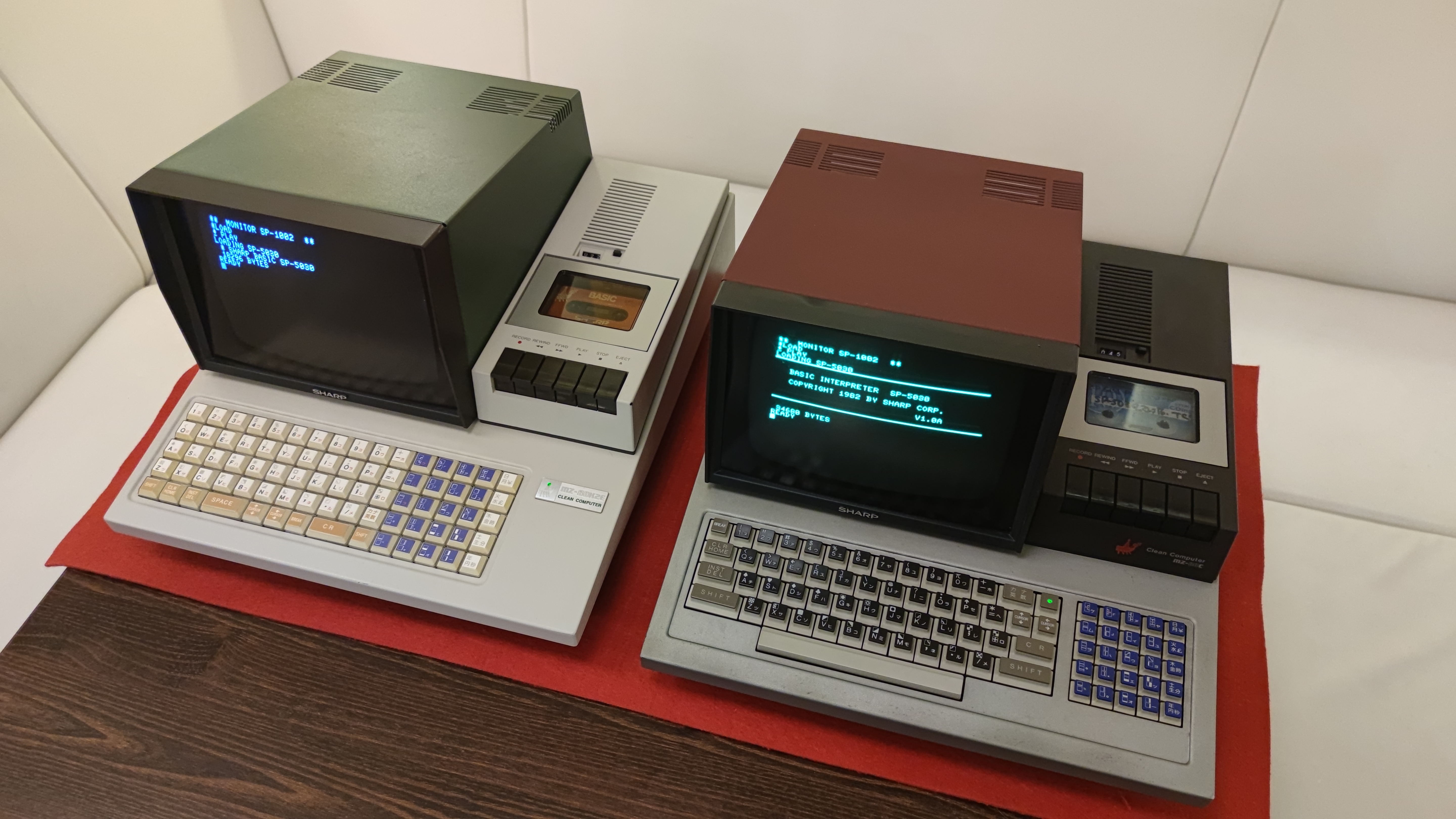 Srovnání: Sharp MZ-80K2E Gold × MZ-80C — Japonsko, 1982/1979.