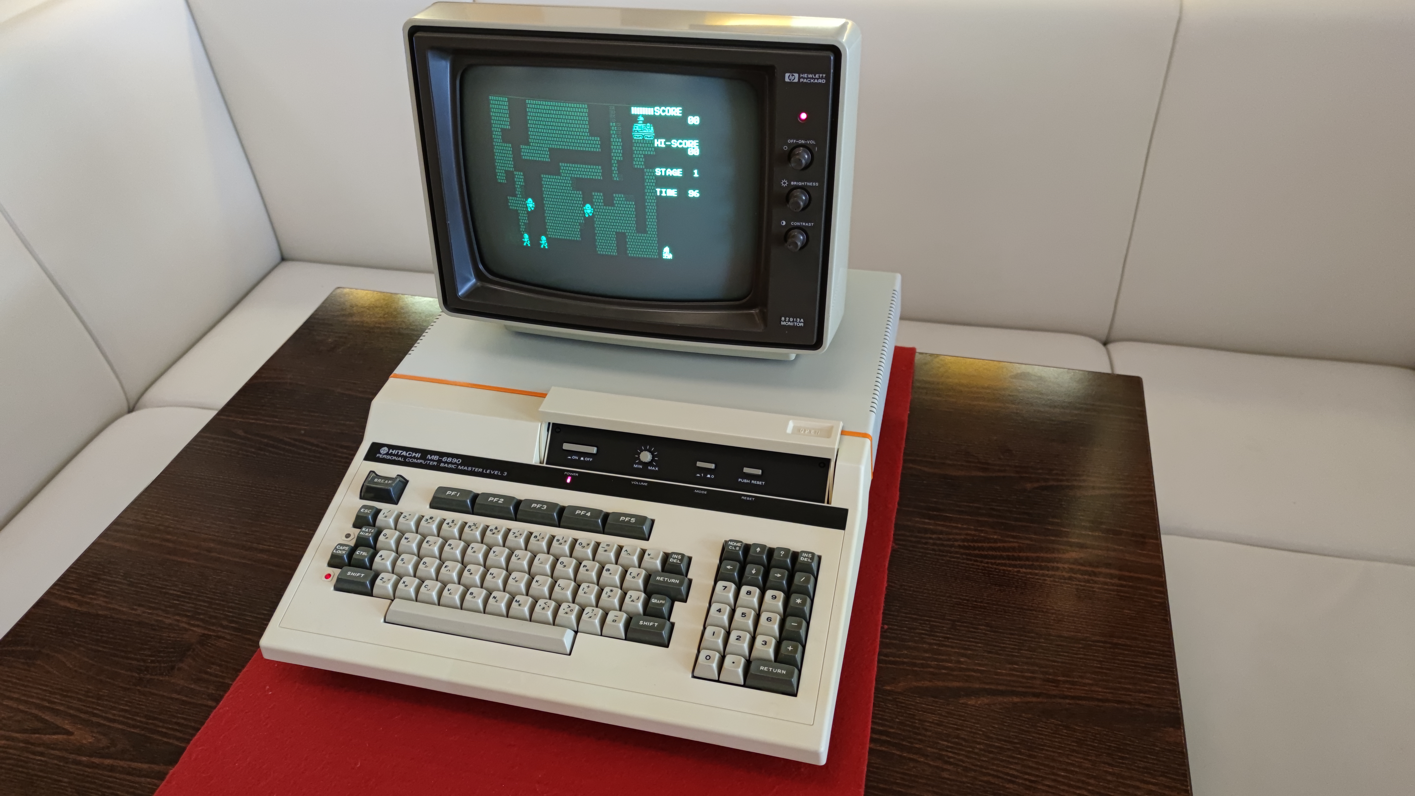 Hitachi MB-6890 Basic Master Level 3 — Japonsko, 1980.