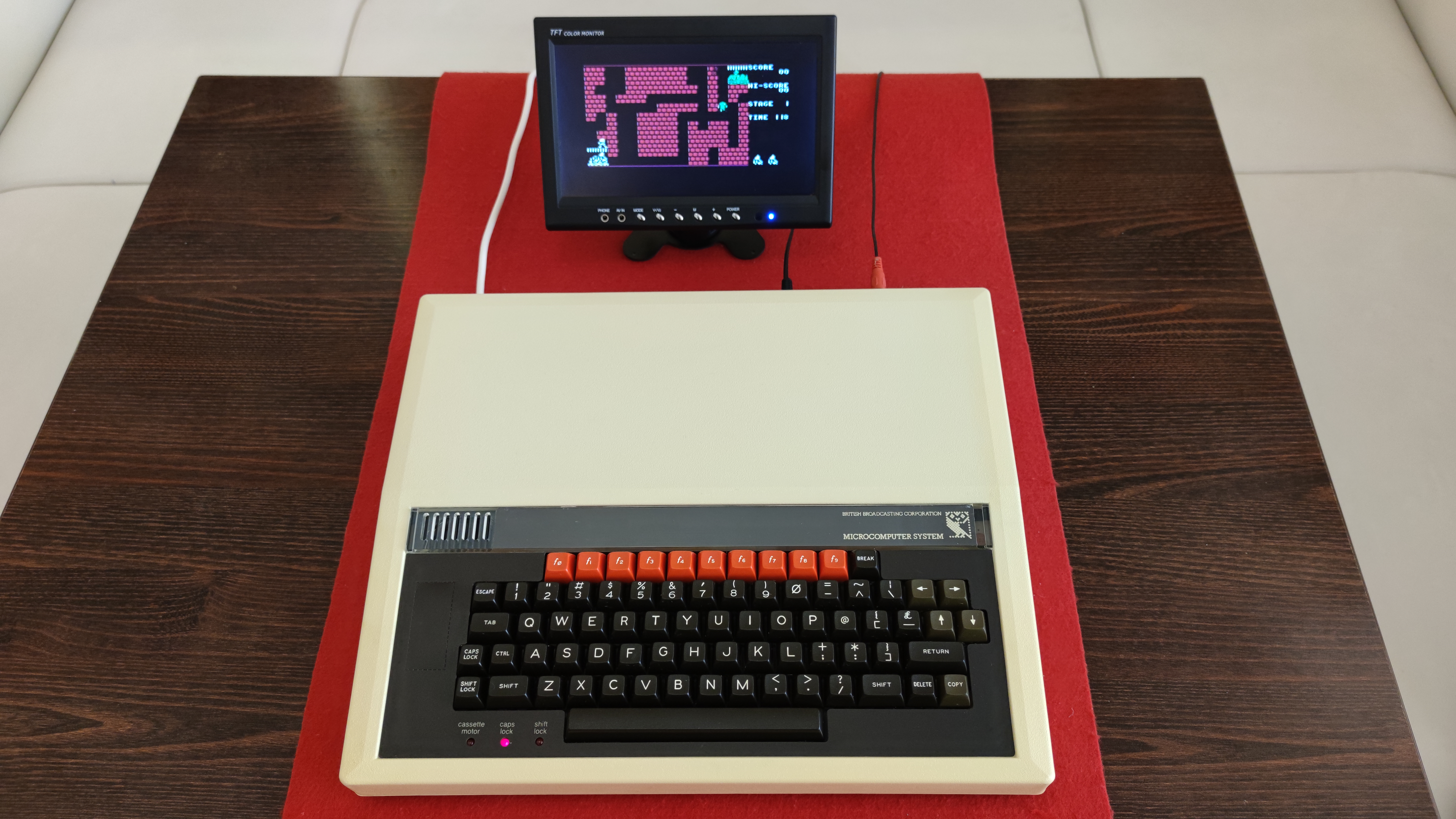 Acorn BBC Micro Model B — Anglie, 1981.