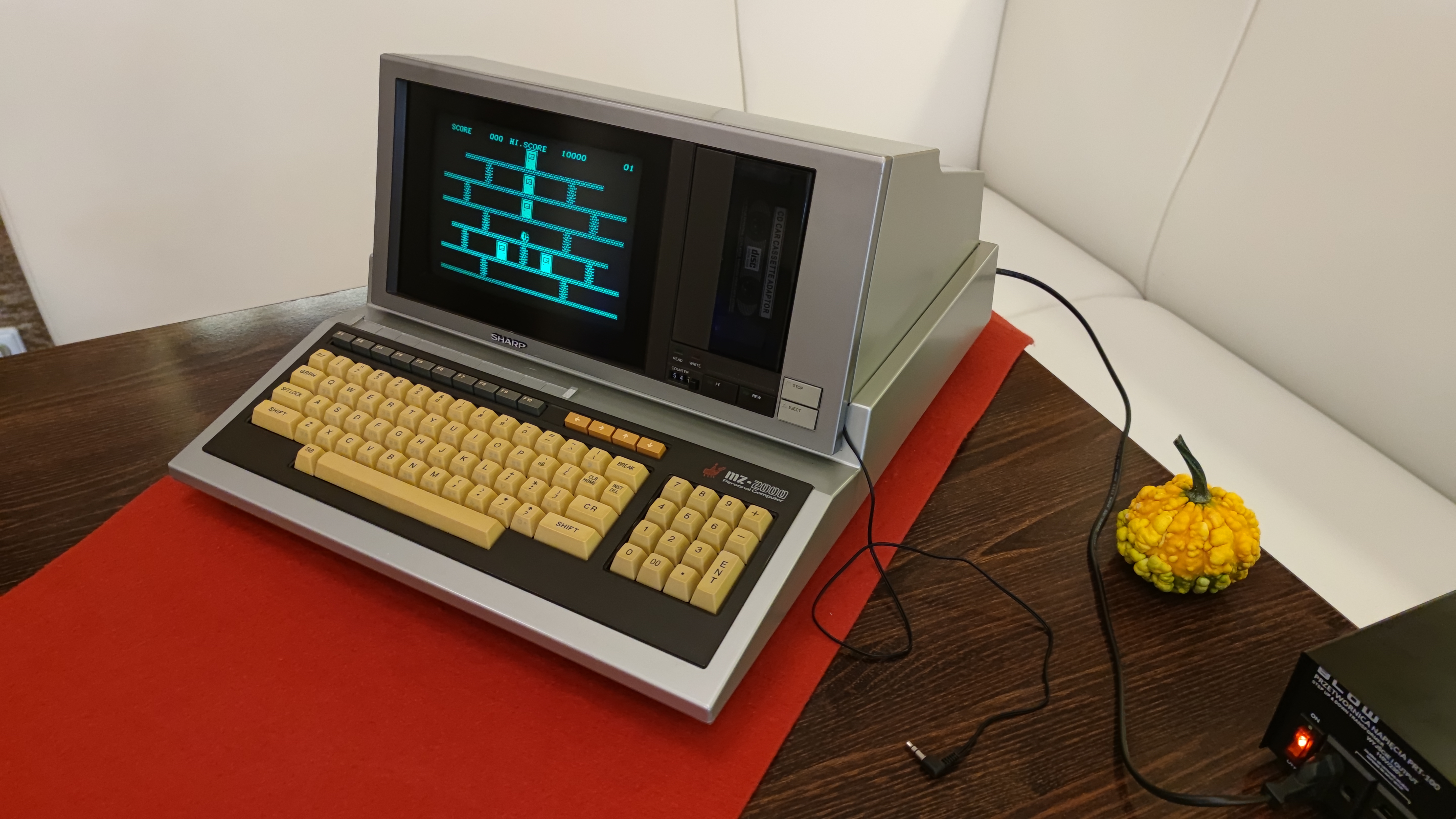 Sharp MZ-2000 — Japonsko, 1982.