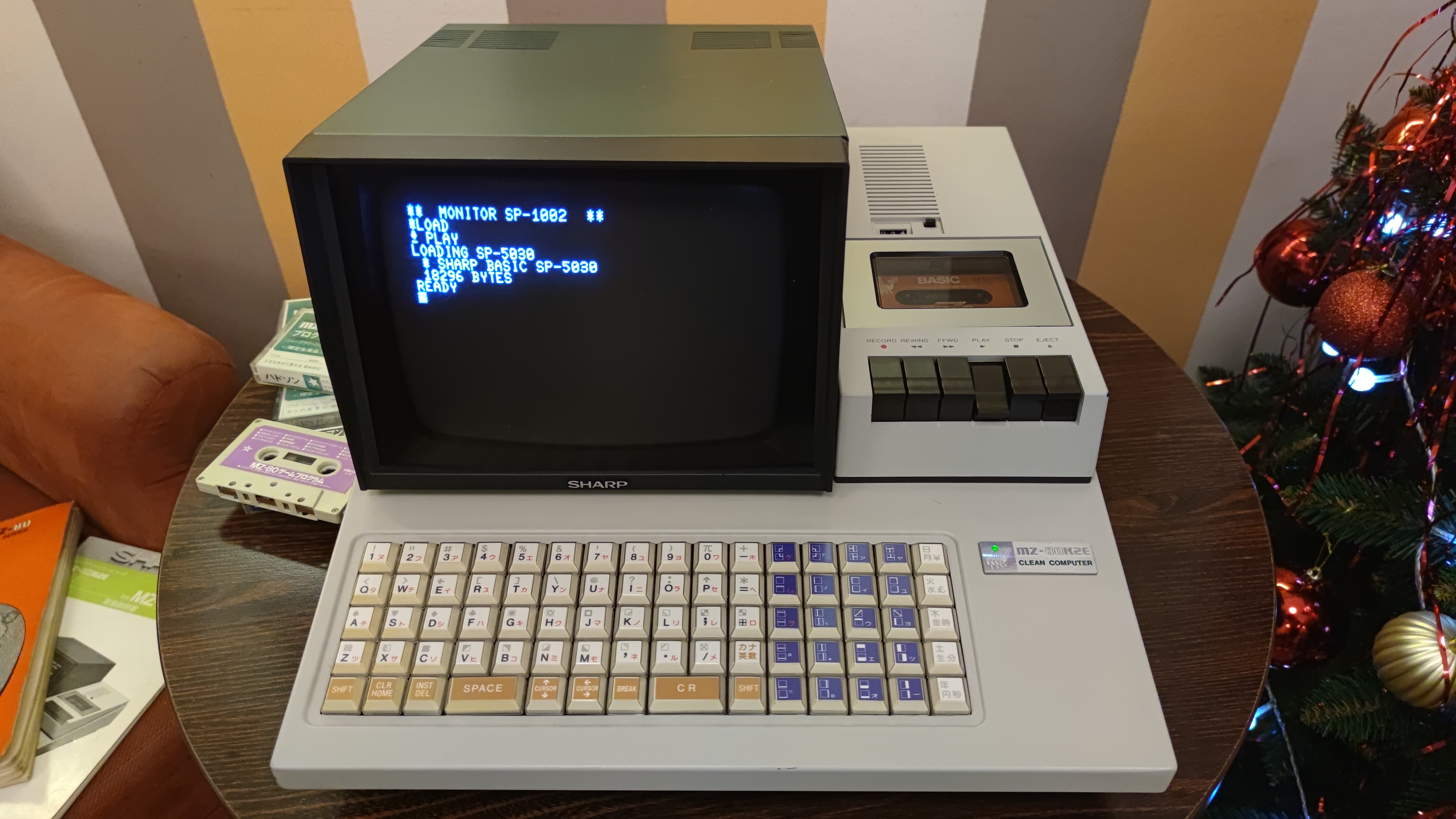 Sharp MZ-80K2E Gold — Japonsko, 1982.