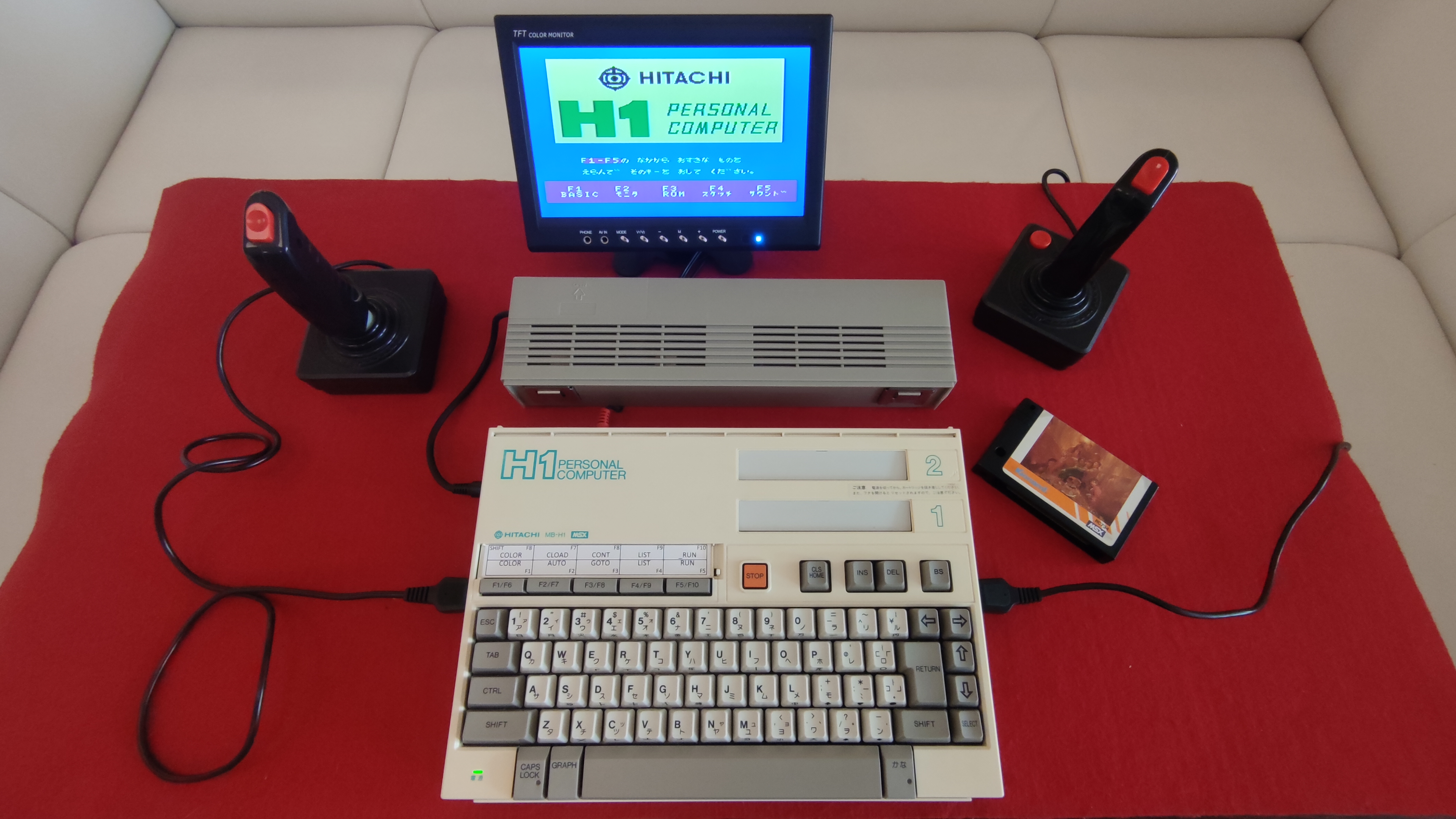 Hitachi MB-H1 — Japonsko, 1983.