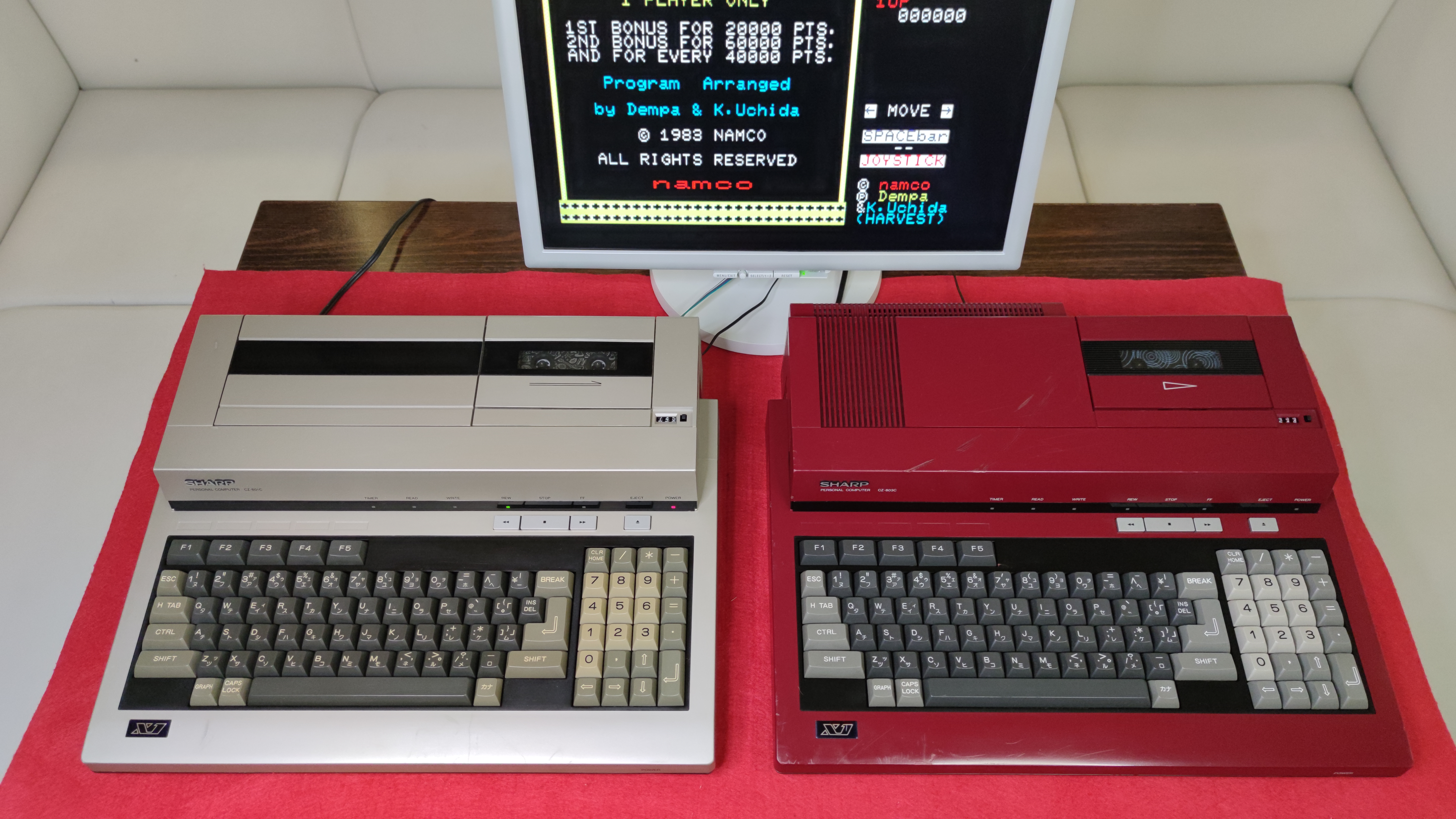 Srovnání: Sharp X1 CZ-801C × CZ-803C — Japonsko, 1983/1984.