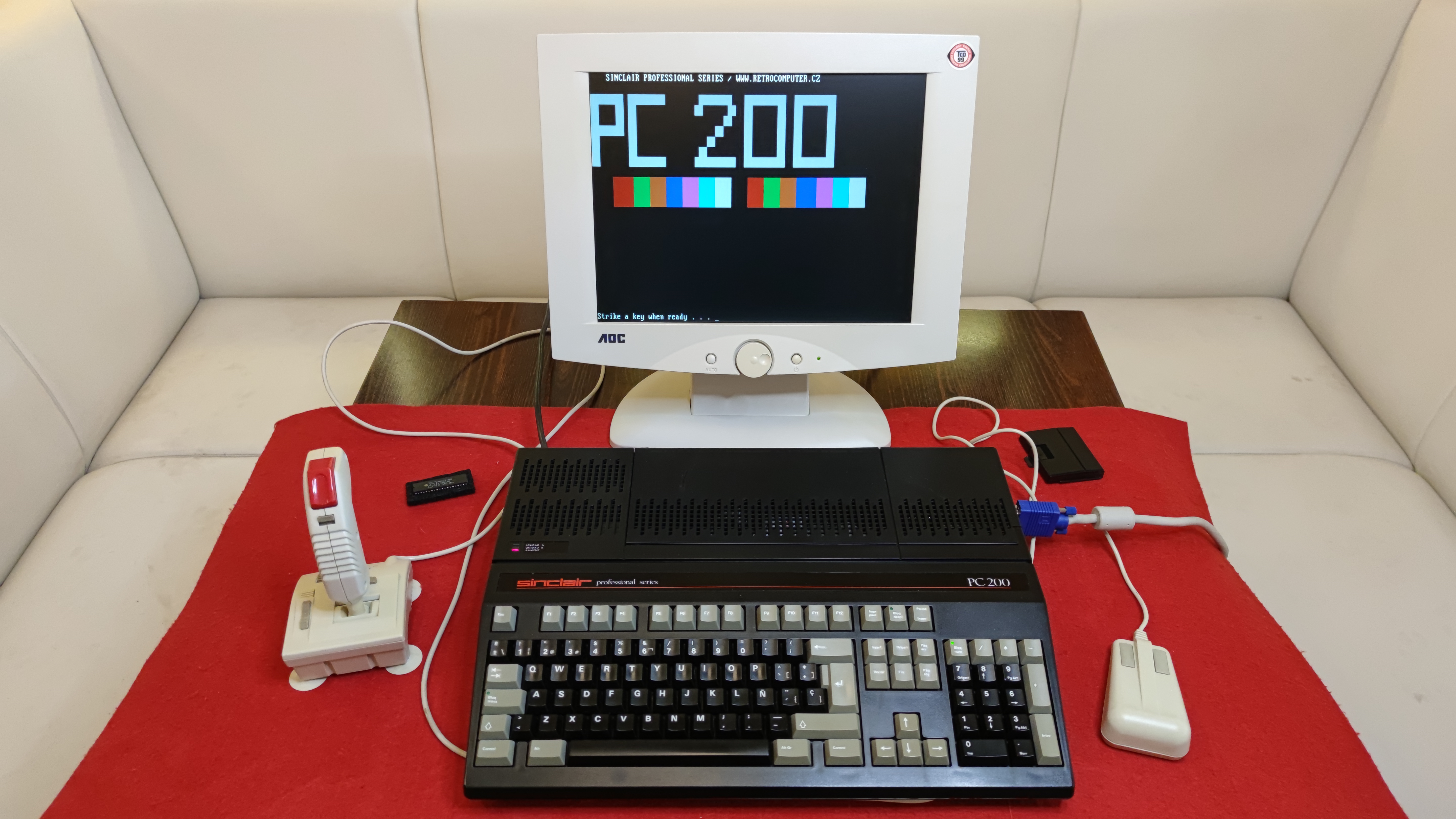 Sinclair PC200 (Amstrad) — Anglie, 1988.