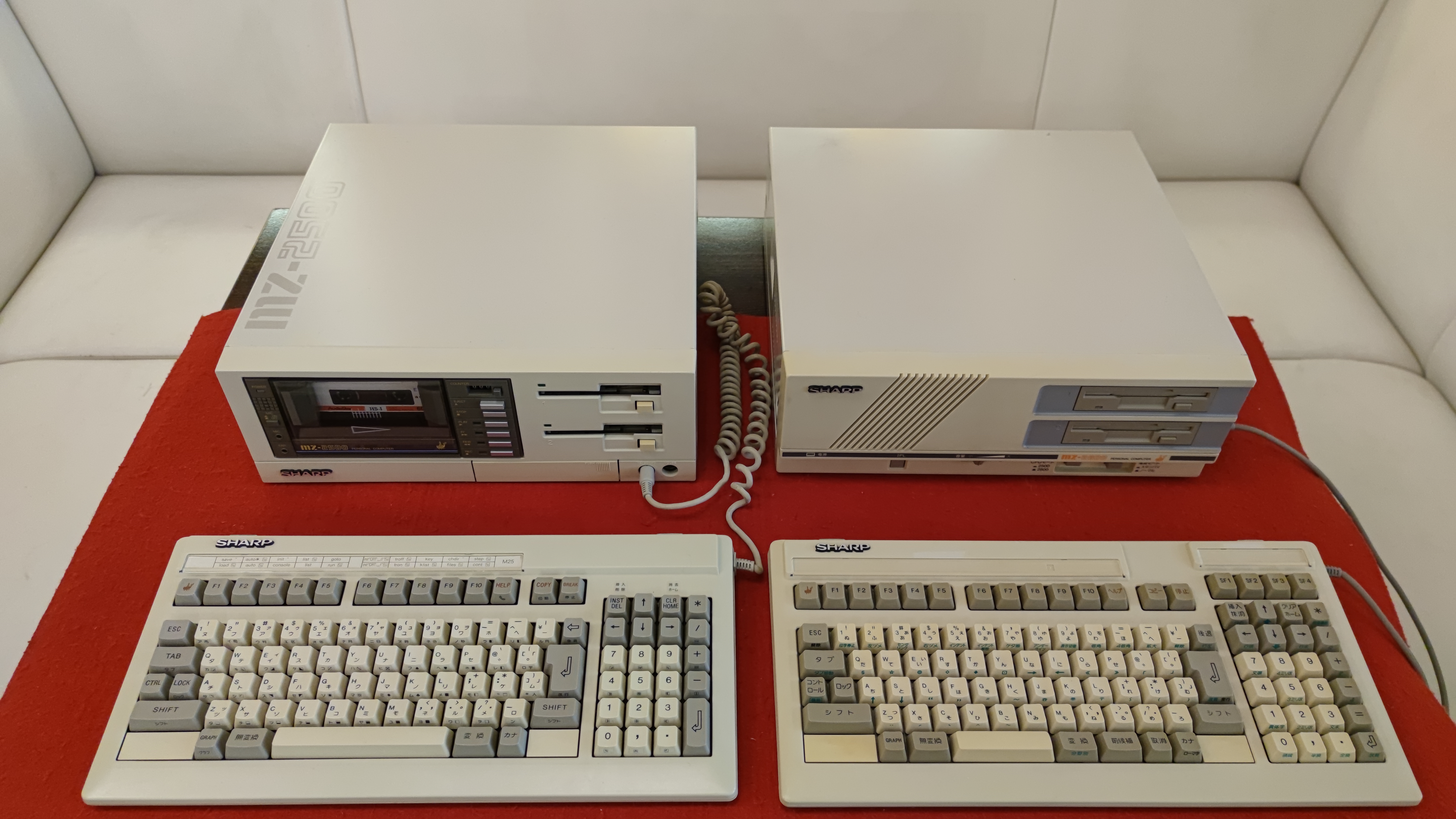 Srovnání: Sharp MZ-2500 × Sharp MZ-2800 — Japonsko, 1985/1987.