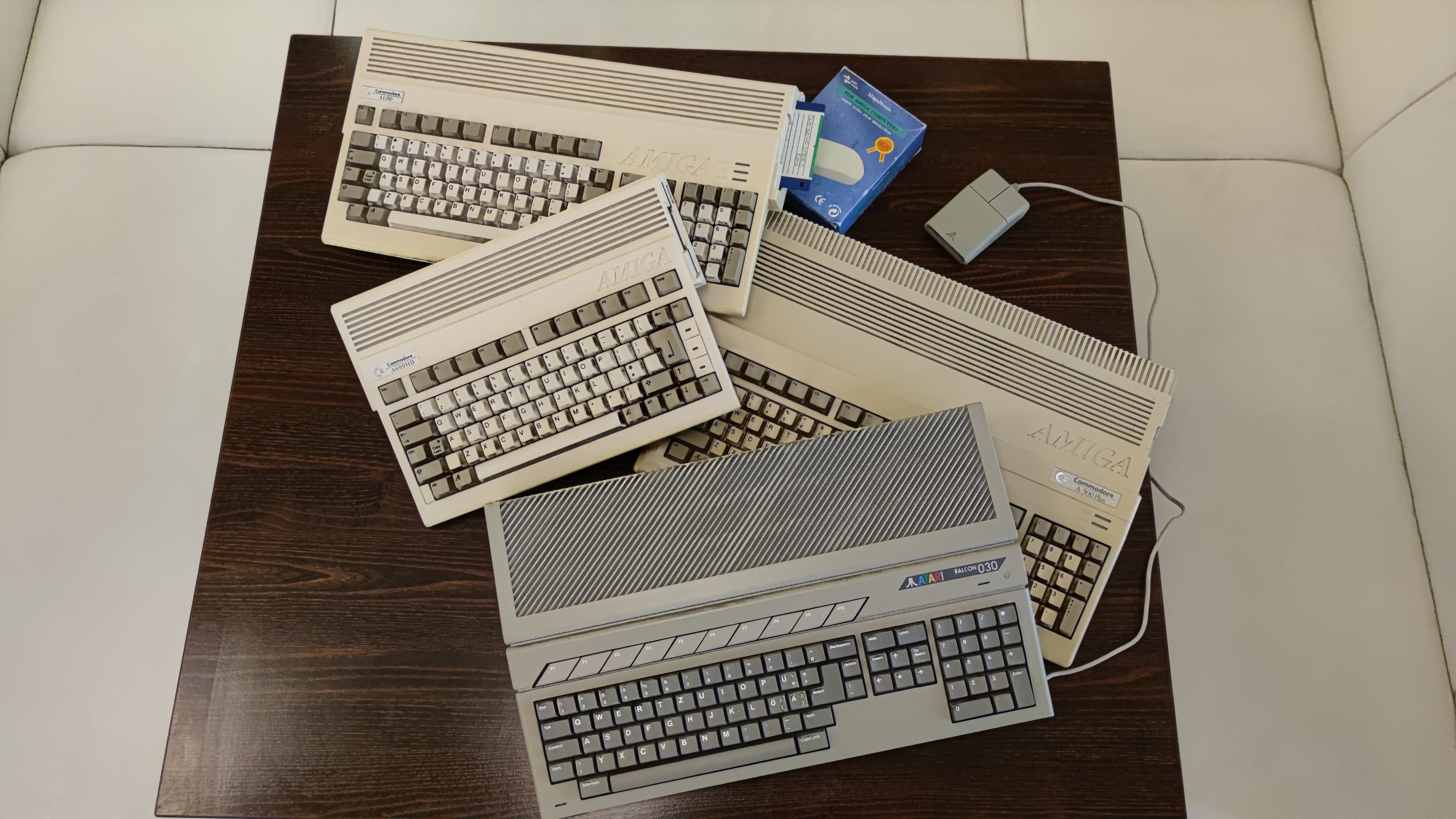 Srovnání: Amiga 500 Plus + 600 HD + 1200 + Atari Falcon 030 — USA, 1991/1992.