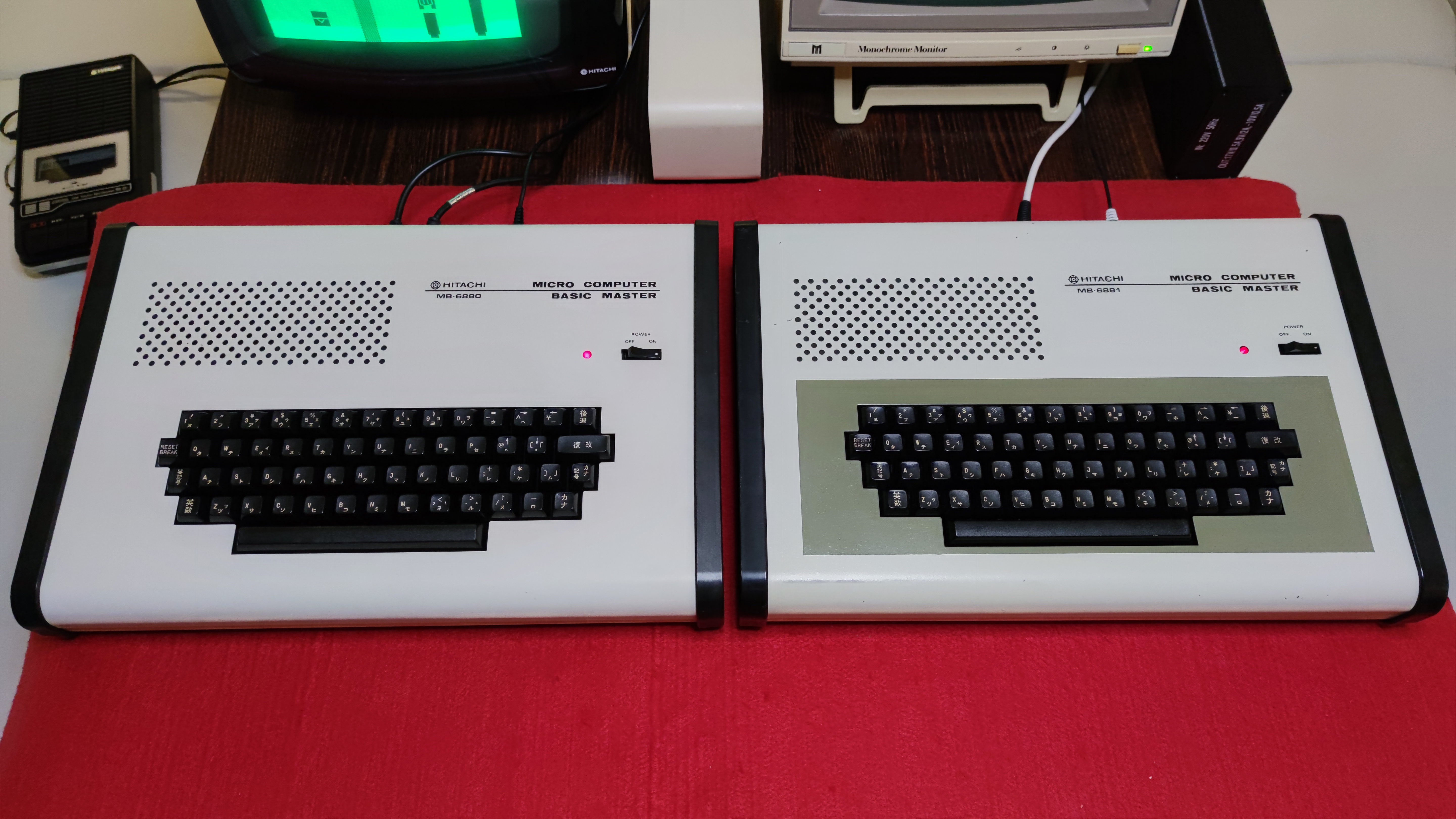 Srovnání: Hitachi MB-6880 × MB-6881 — Japonsko, 1978/1980.