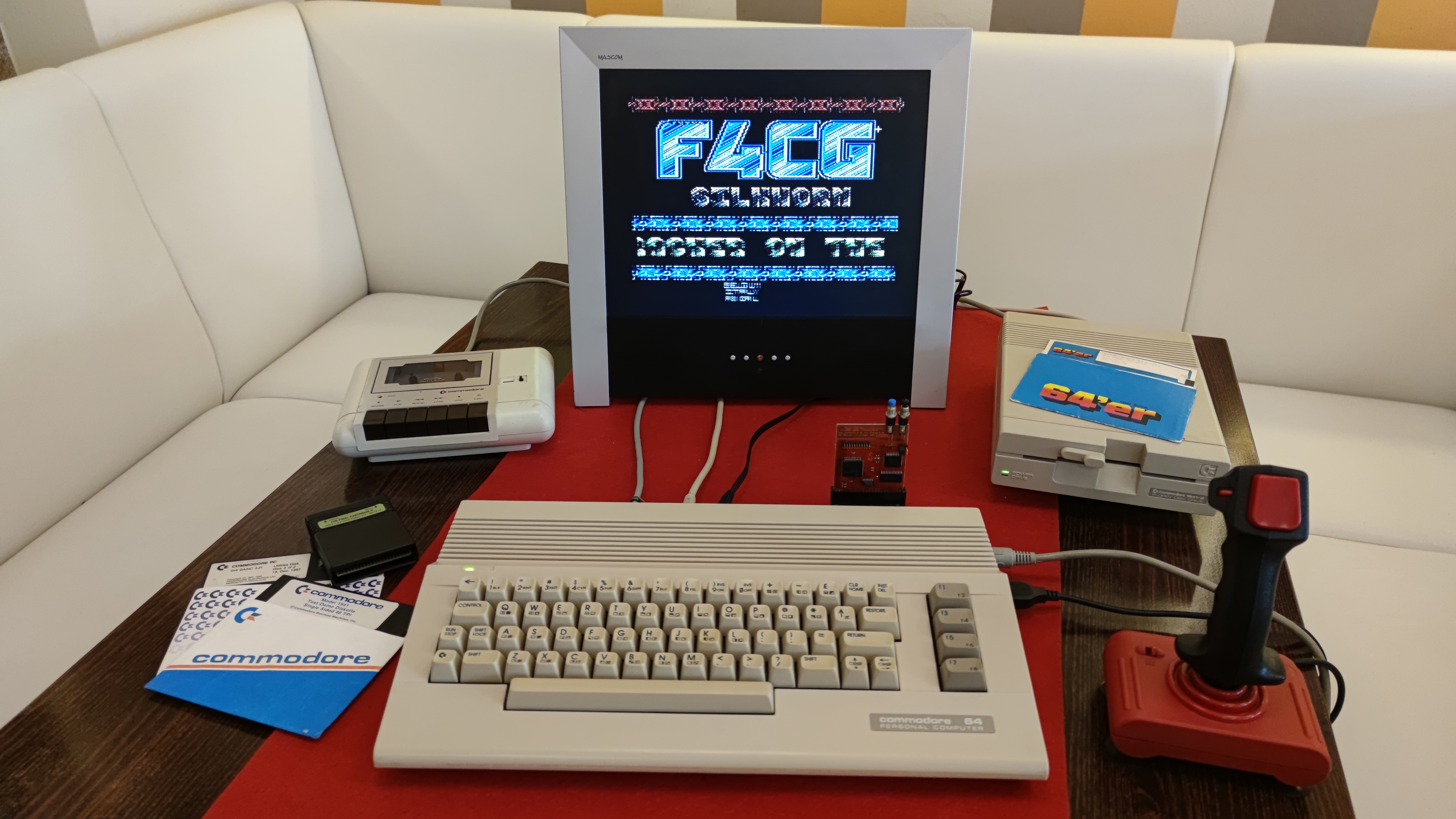 Commodore 64C (Commodore 64 II) — USA, 1986.