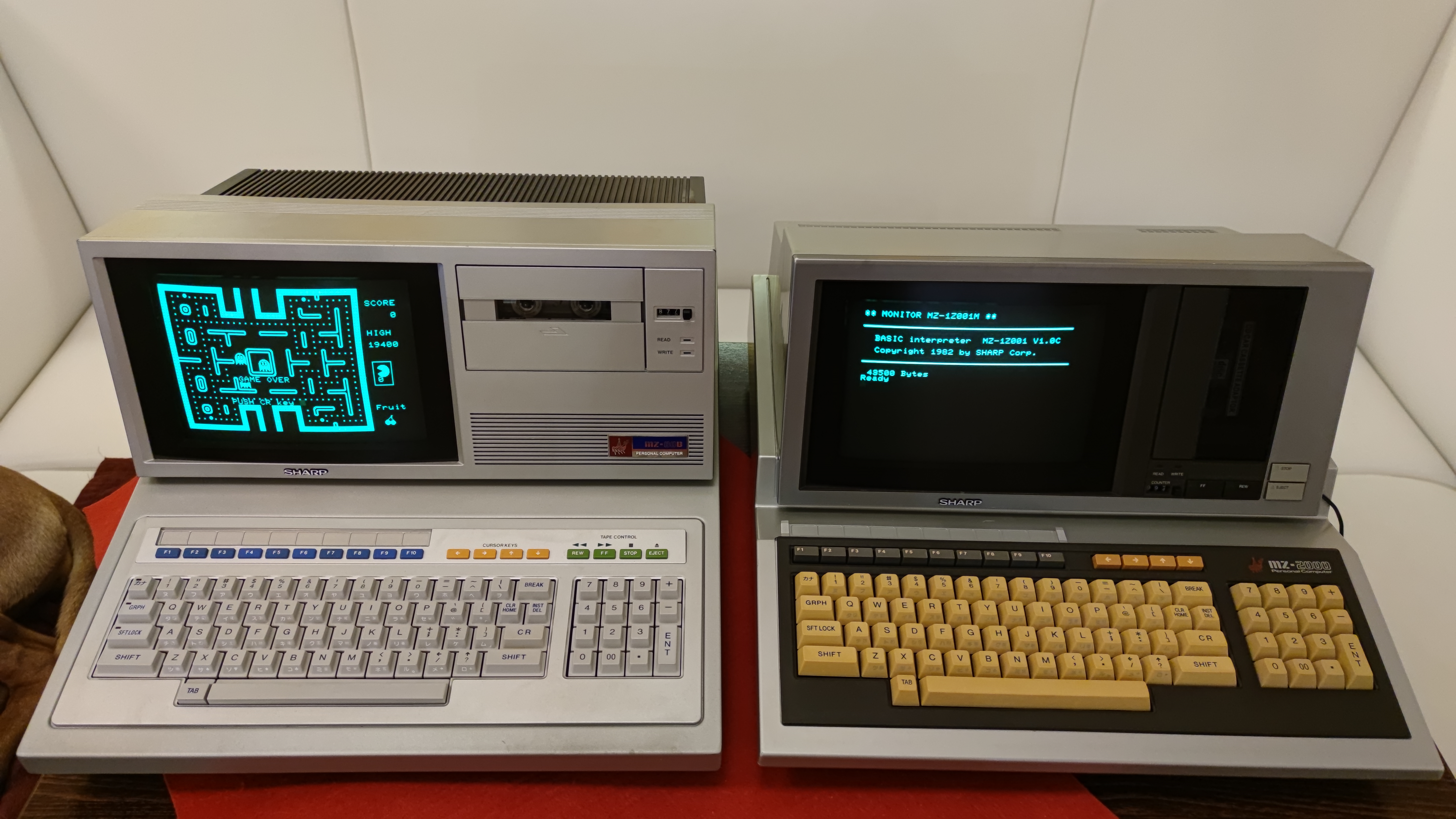 Srovnání: Sharp MZ-80B × MZ-2000 — Japonsko, 1981/1982.