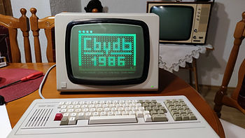 Detail zeleného monitoru Consul 2717 se zobrazeným nápisem a letopočtem 1986