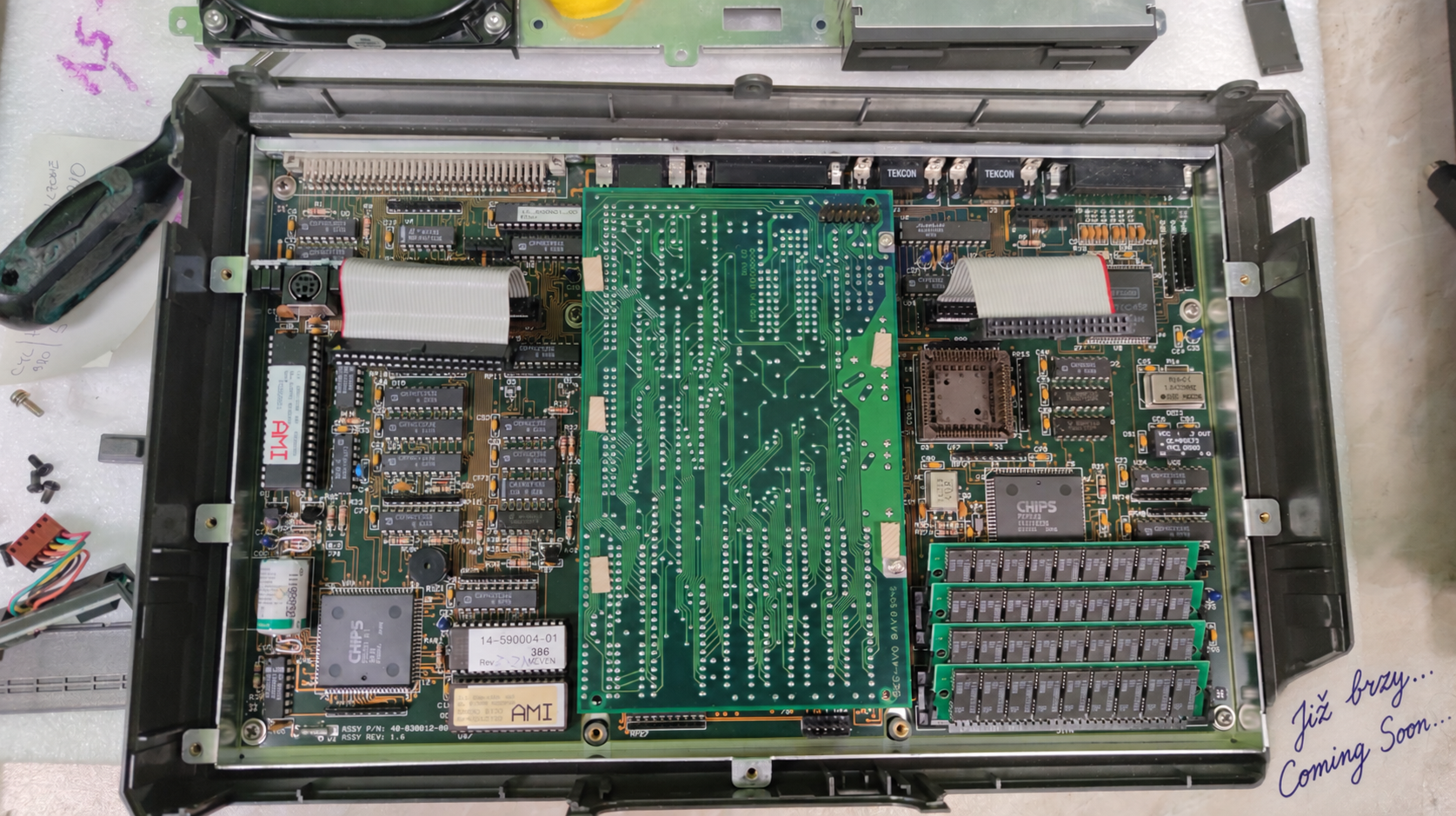 Victor V386PX Portable, USA, 1991. Vnitřní elektronika přenosného počítače řady 386.