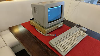 Atari Mega ST, samostatná systémová jednotka s monitorem a klávesnicí