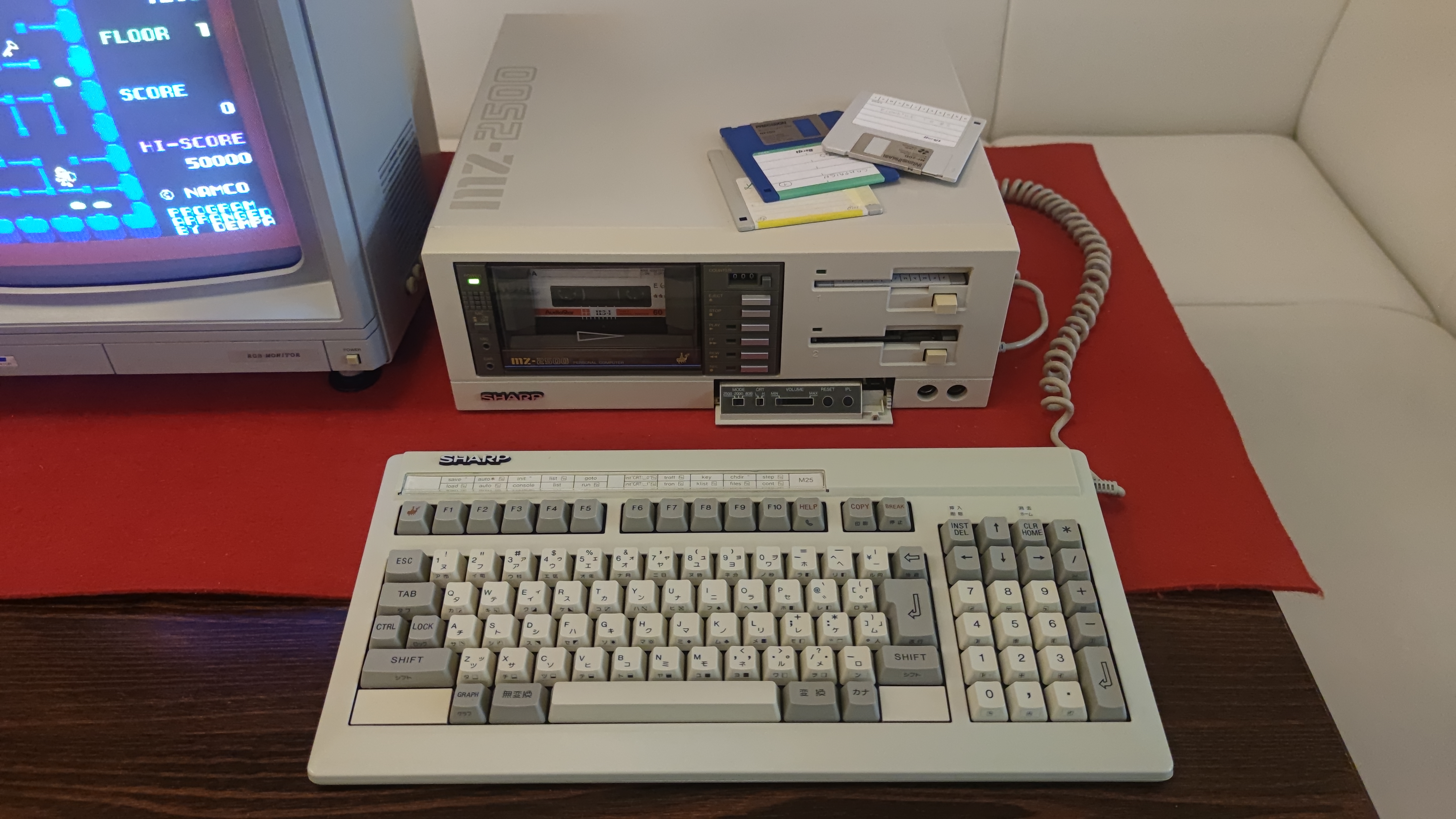 Sharp MZ-2500 (Super MZ) — Japonsko, 1985.