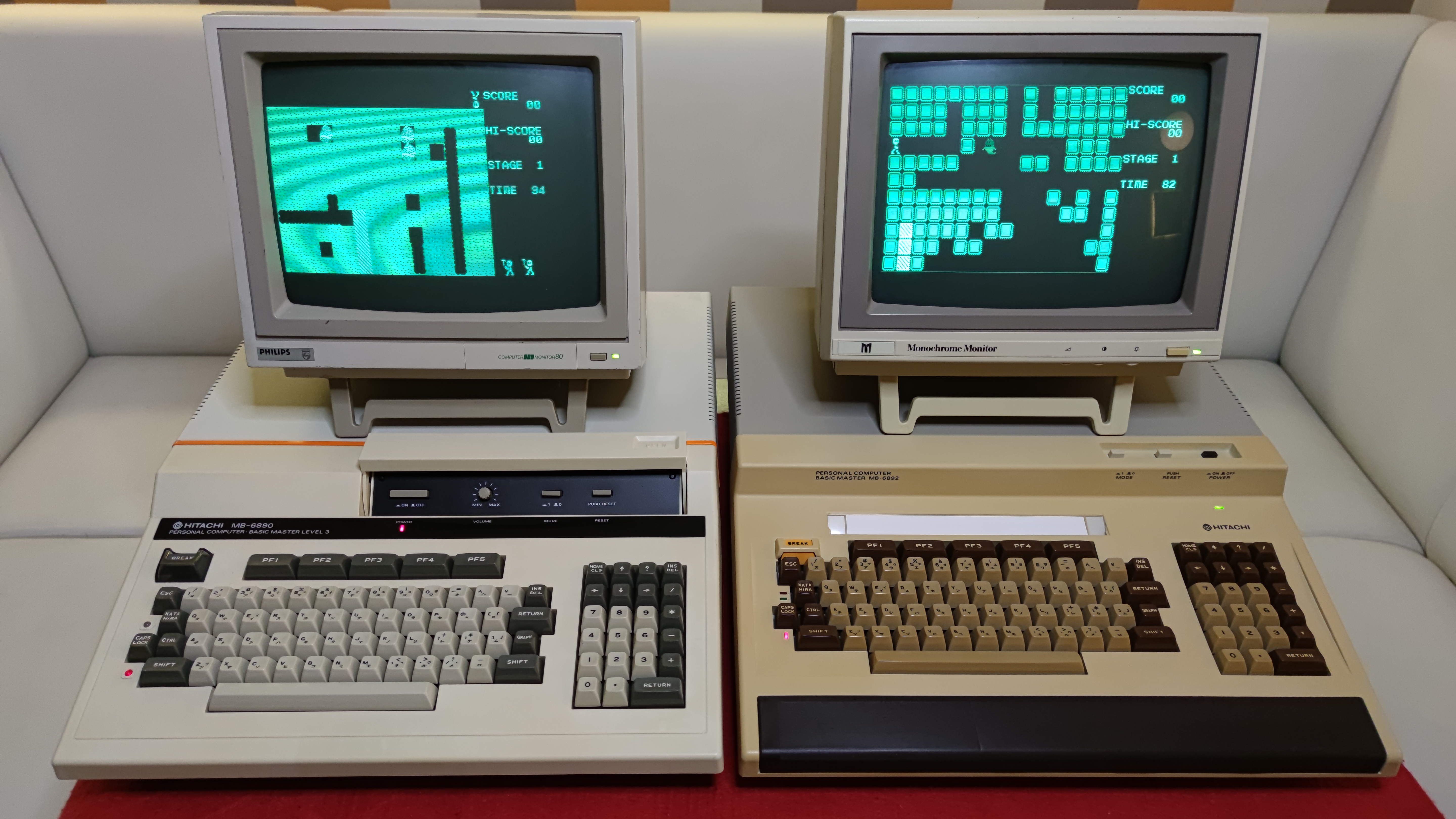 Srovnání: Hitachi MB-6890 × MB-6892 — Japonsko, 1980/1983.